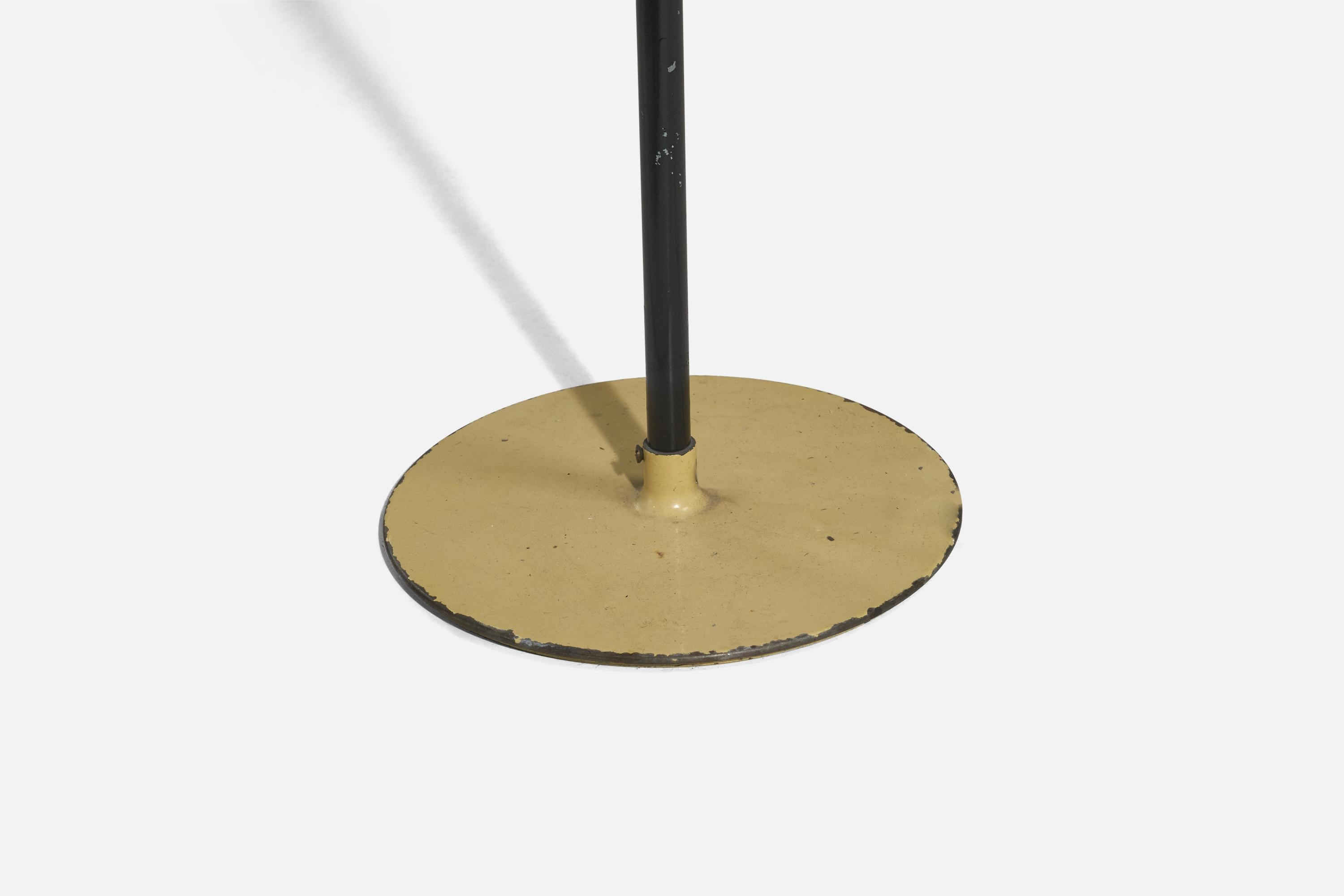 Paavo Tynell, Floor Lamp, Lacquered Metal, Raffia, Brass, Taito Finland, 1950s In Good Condition For Sale In High Point, NC