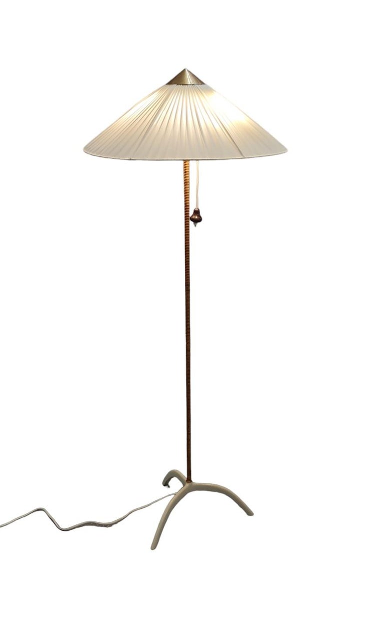 Paavo Tynell Raven Leg Floor Lamp model. 9615 White with Rattan Taito Oy 1950s For Sale at 1stDibs