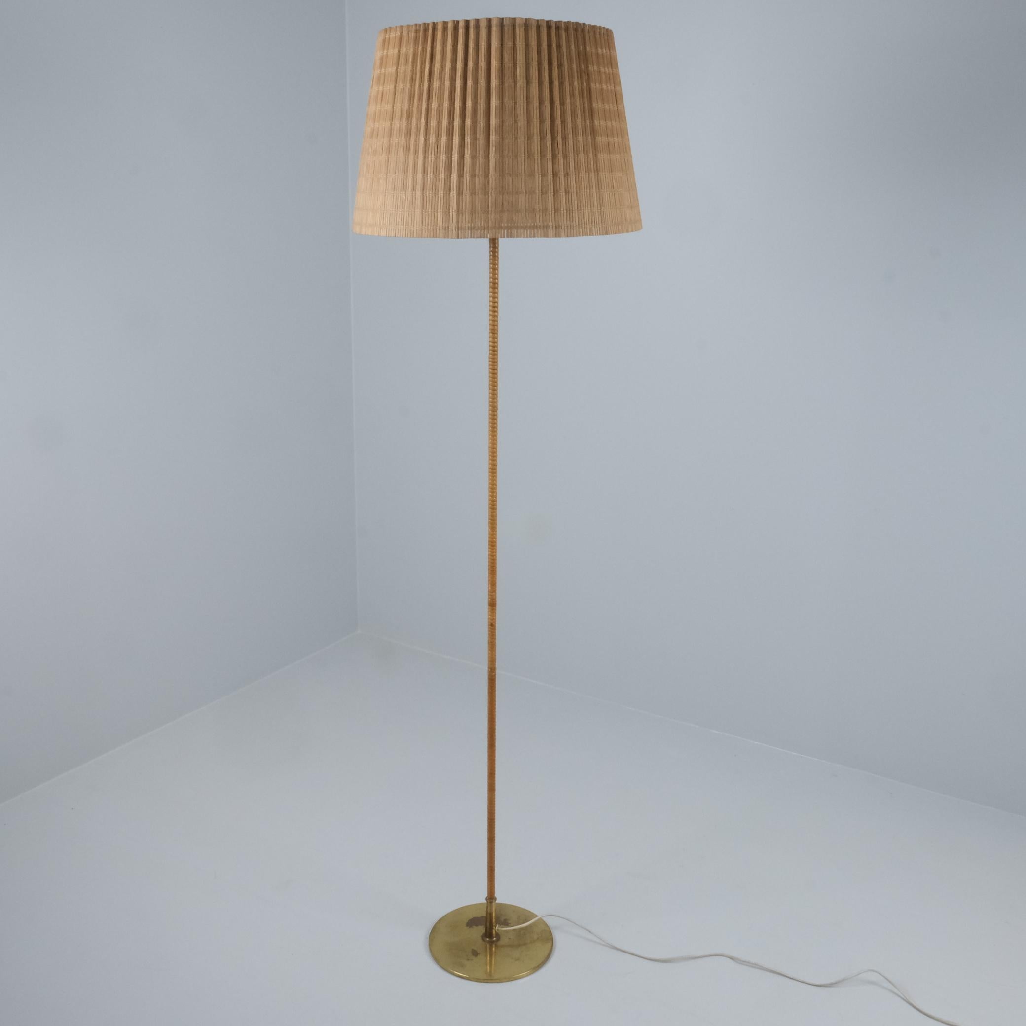 Très rare lampadaire modèle 9627 conçu par Paavo Tynell et fabriqué par Taito Oy dans les années 1950. Ce modèle est plus rare que d'autres modèles bien connus de Tynell tels que le 9602 ou le 9628. Cependant, il est toujours doté de la tige