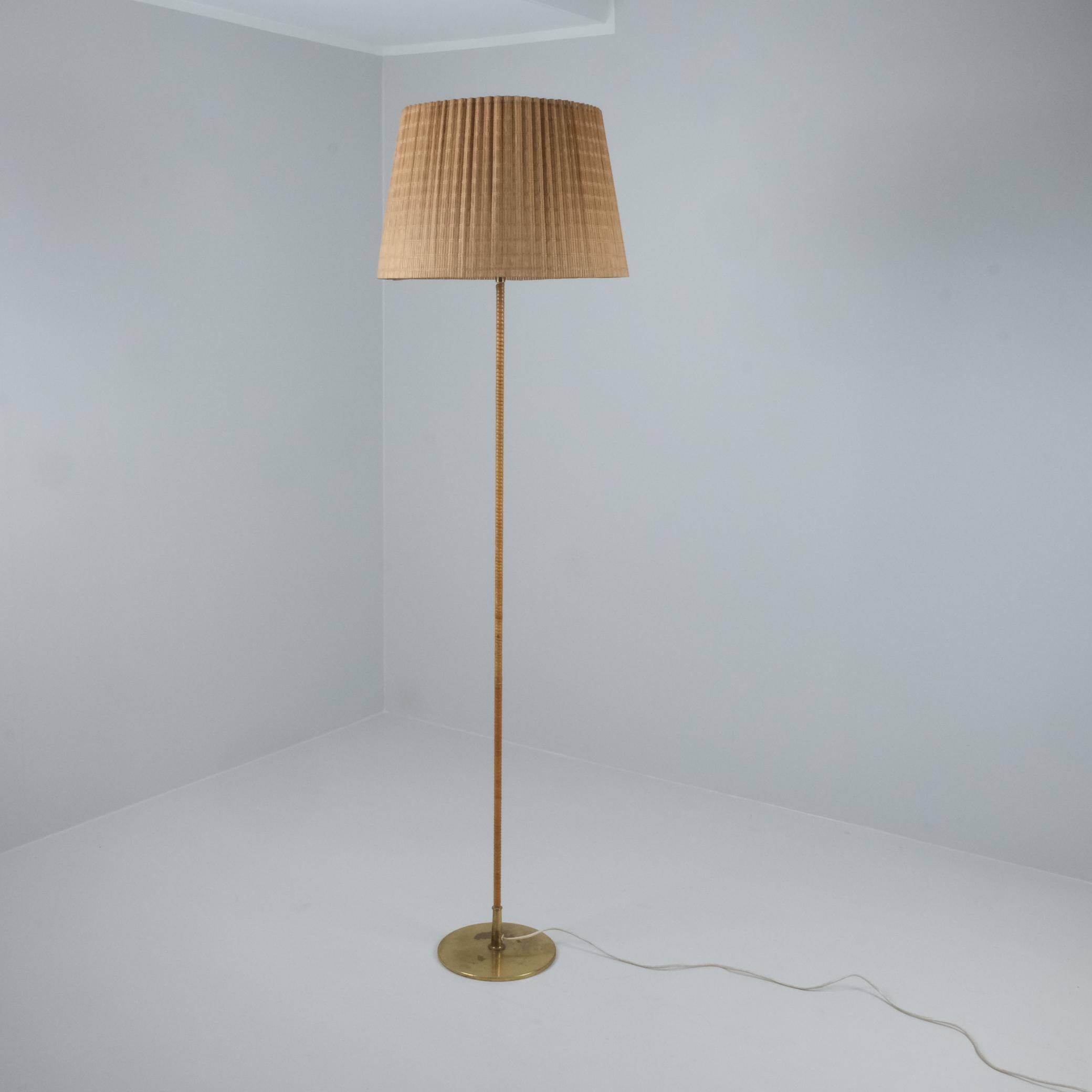 Mid-Century Modern Lampadaire Paavo Tynell modèle 9627 en rotin et laiton Taito années 1950 en vente