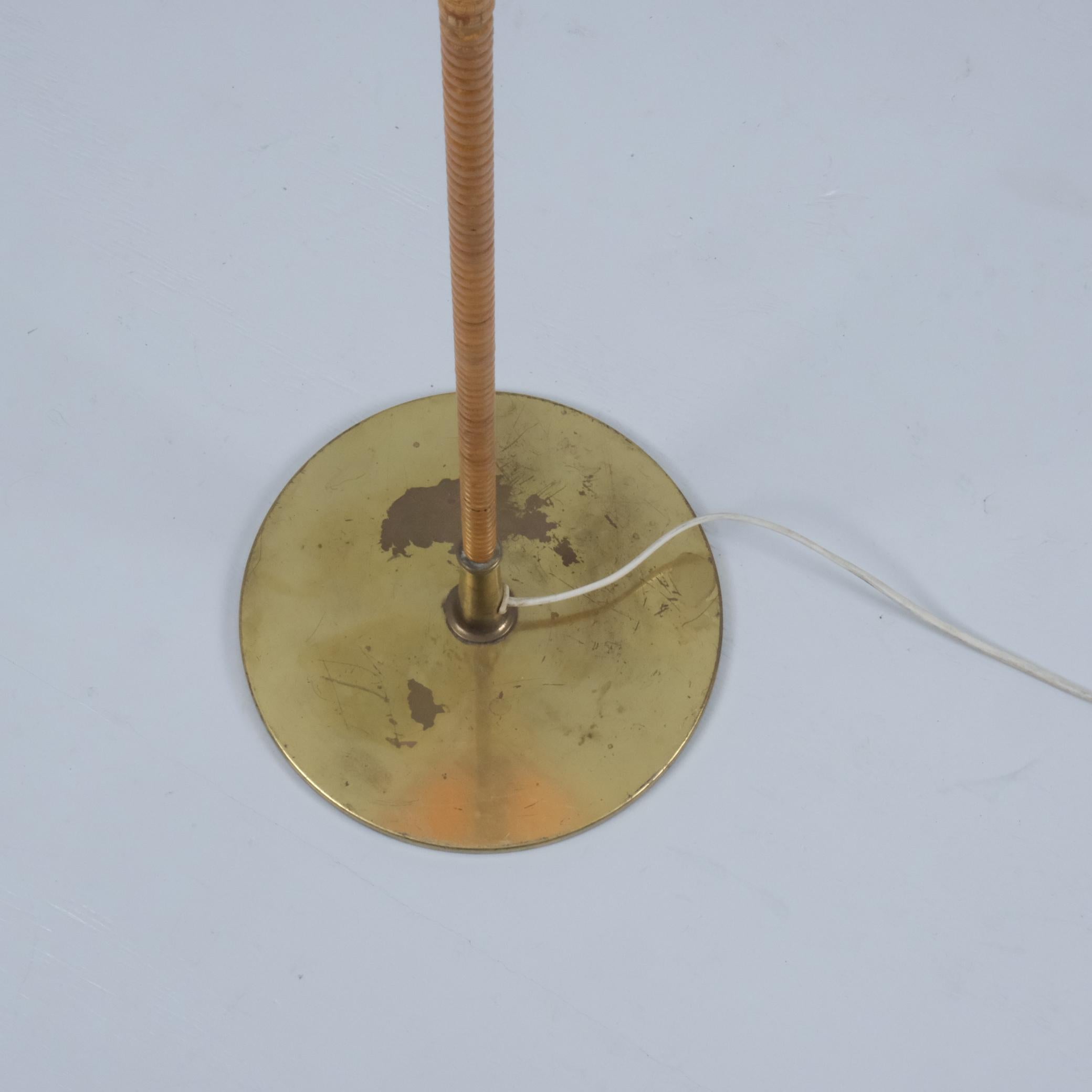 Finlandais Lampadaire Paavo Tynell modèle 9627 en rotin et laiton Taito années 1950 en vente