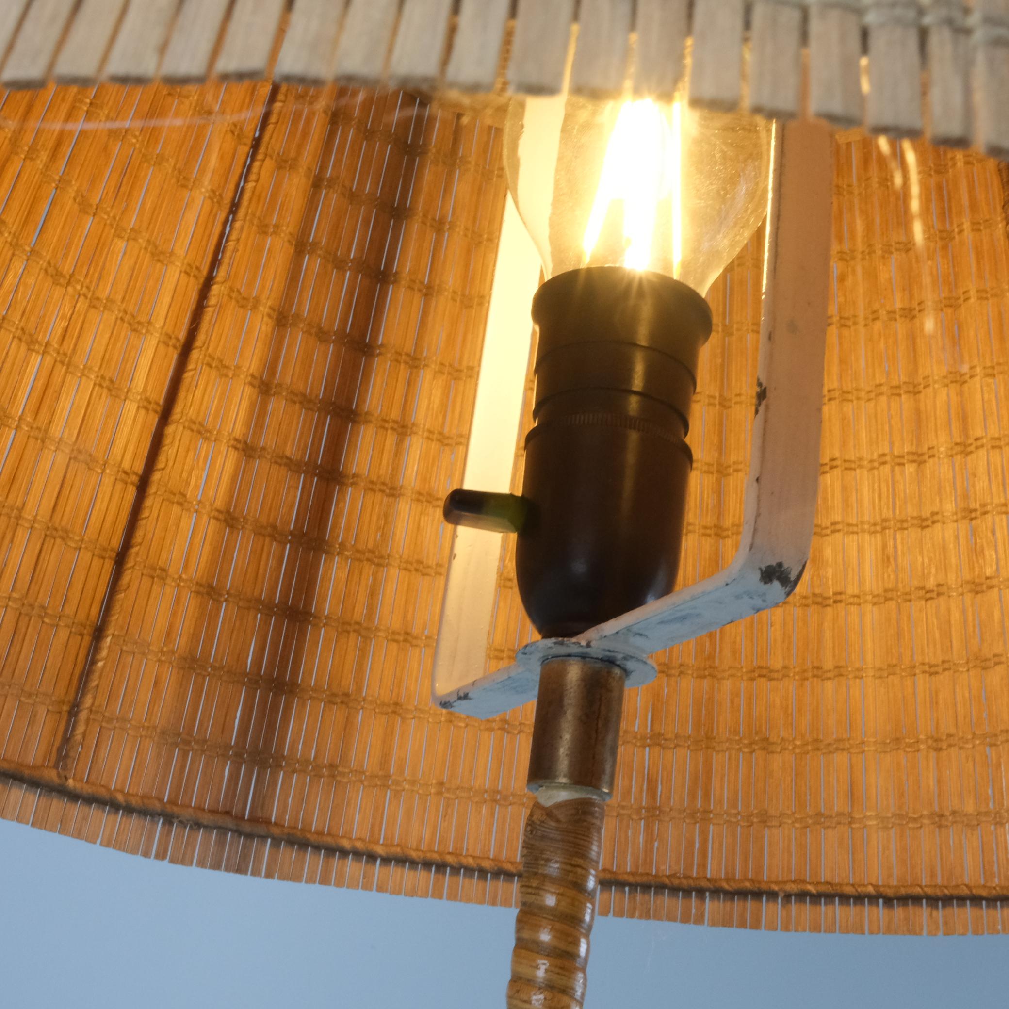 Lampadaire Paavo Tynell modèle 9627 en rotin et laiton Taito années 1950 Bon état - En vente à Helsinki, FI