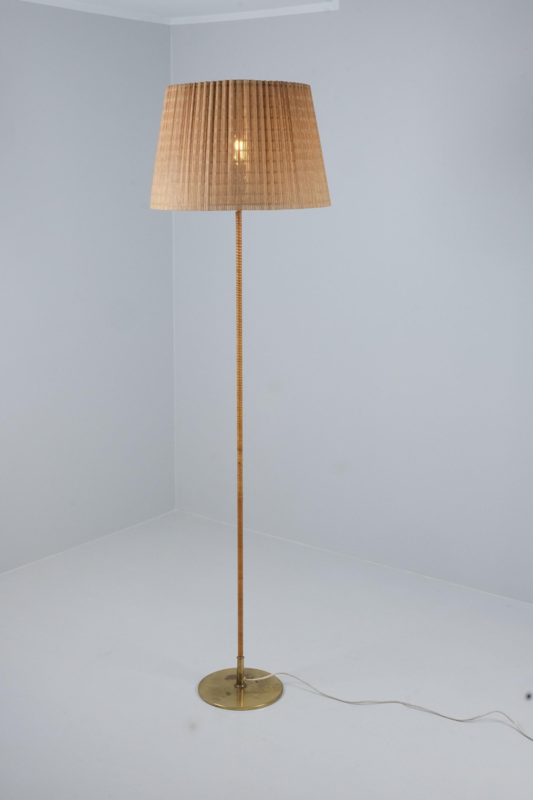 Laiton Lampadaire Paavo Tynell modèle 9627 en rotin et laiton Taito années 1950 en vente