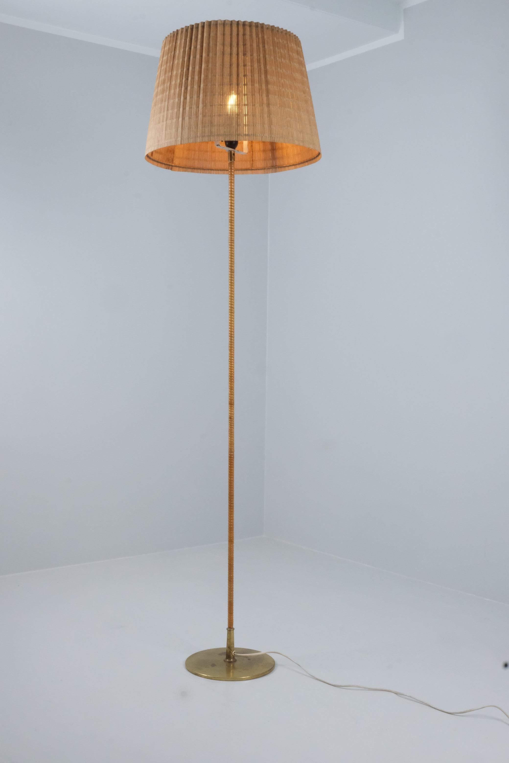 Lampadaire Paavo Tynell modèle 9627 en rotin et laiton Taito années 1950 en vente 1
