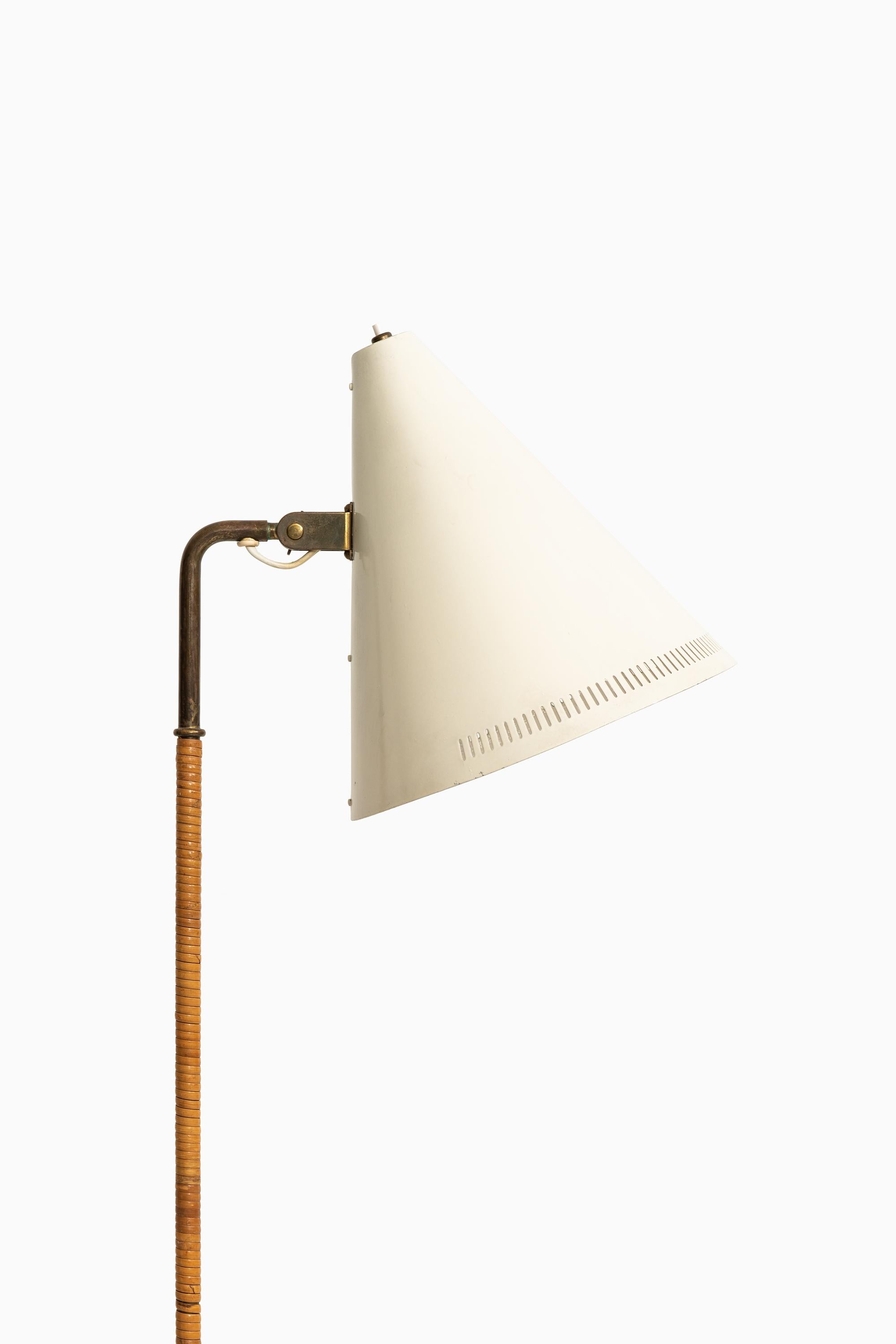 Paavo Tynell Floor Lamp Model K10-10 by Taito Oy in Finland In Good Condition In Limhamn, Skåne län