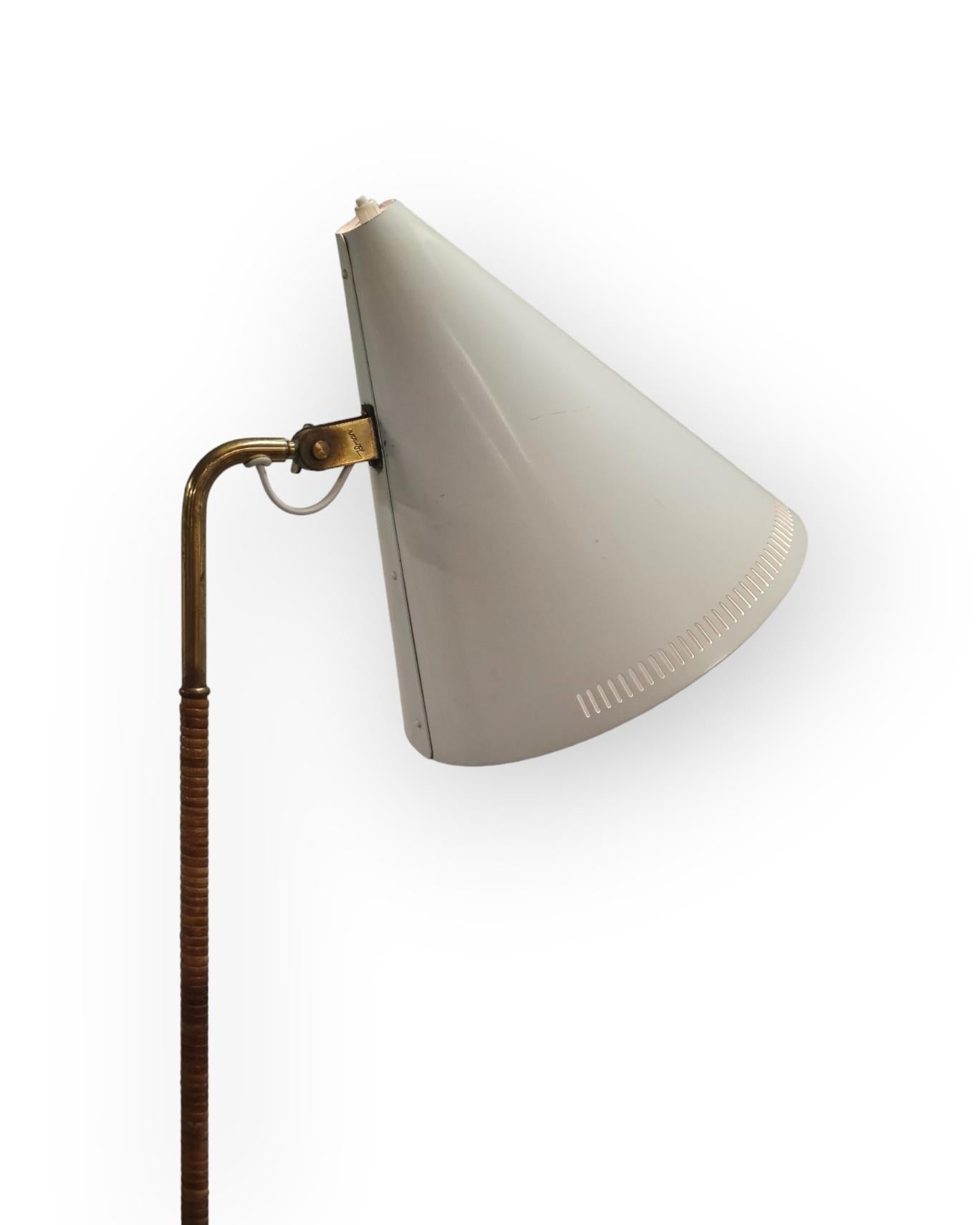 An iconic floor lamp model designed by Paavo Tynell himself for Idman in the 1950s. The lamp has sustained its original condition and glory and has an Idman stamp. The lamp has it's own nickname as the 