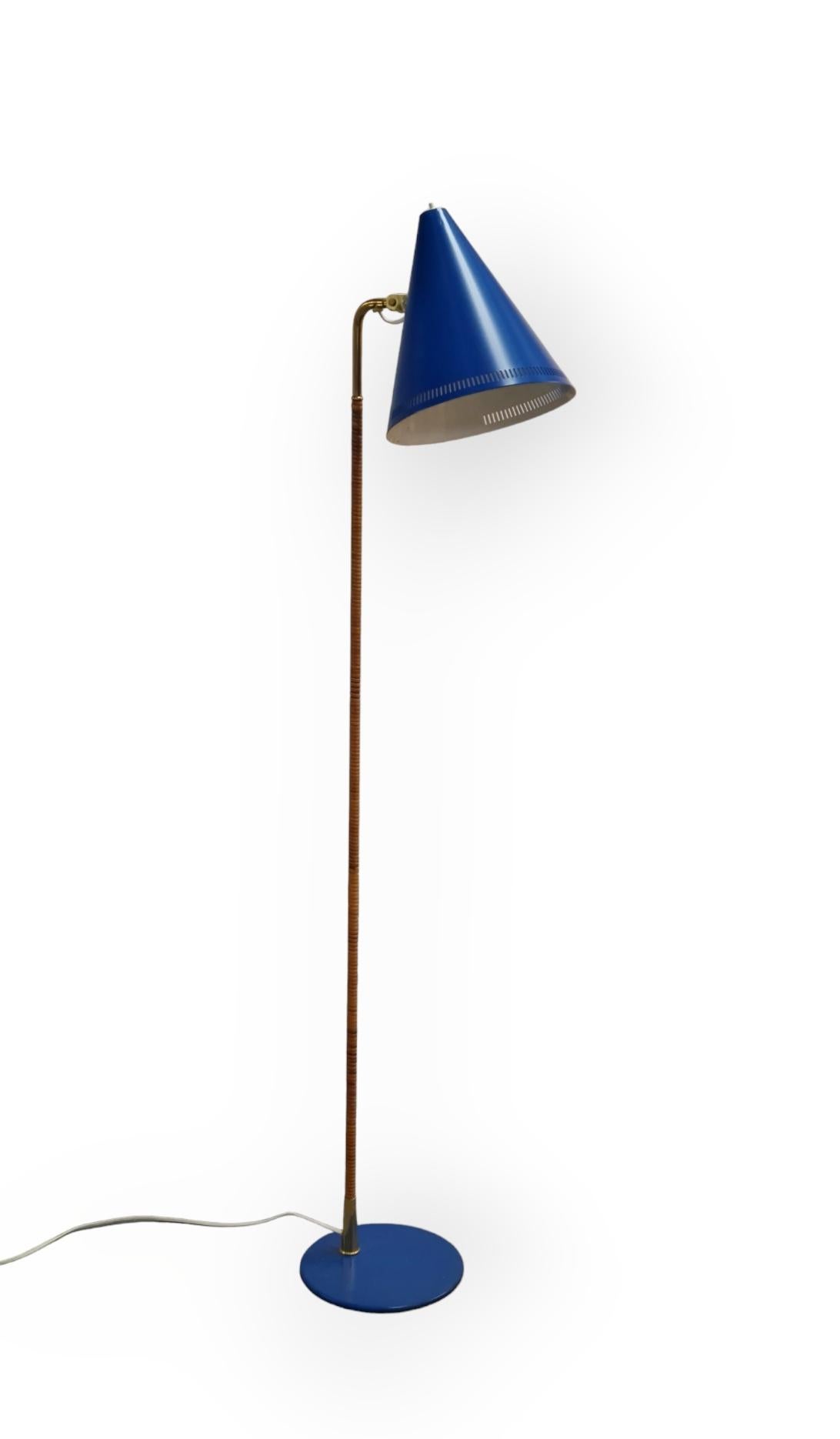 An iconic floor lamp model designed by Paavo Tynell for Idman in the 1950s. 

The lamp has been repainted in blue, as an alternative for the black and white versions that are the most frequent colors.

The lamp is otherwise in complete original