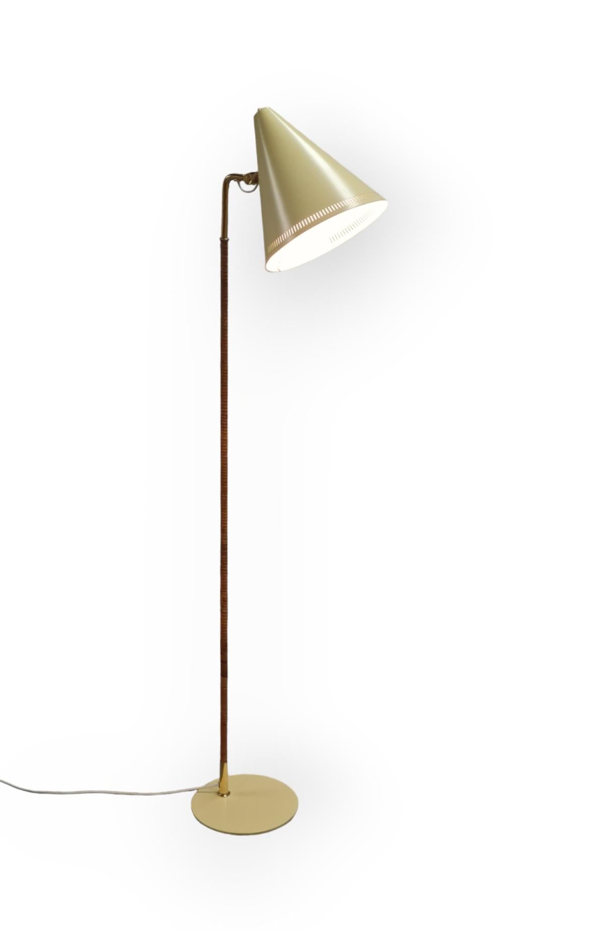 Lampadaire emblématique modèle k10-10 conçu par Paavo Tynell pour Idman dans les années 1950. La lampe a été repeinte en jaune, en remplacement des versions noires et blanches qui sont les couleurs les plus fréquentes. L'article est par ailleurs en