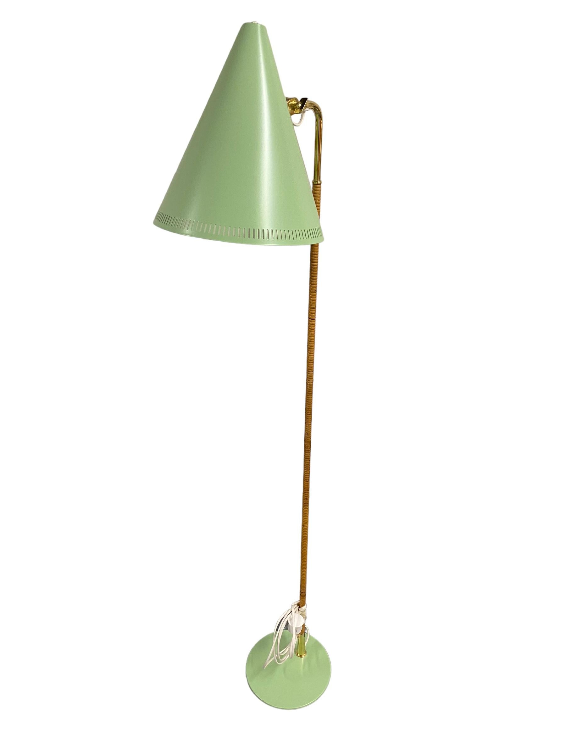Lampadaire emblématique modèle k10-10 conçu par Paavo Tynell pour Idman dans les années 1950. La lampe a été repeinte en vert menthe, en remplacement des versions noires et blanches qui sont les couleurs les plus fréquentes. L'article est par