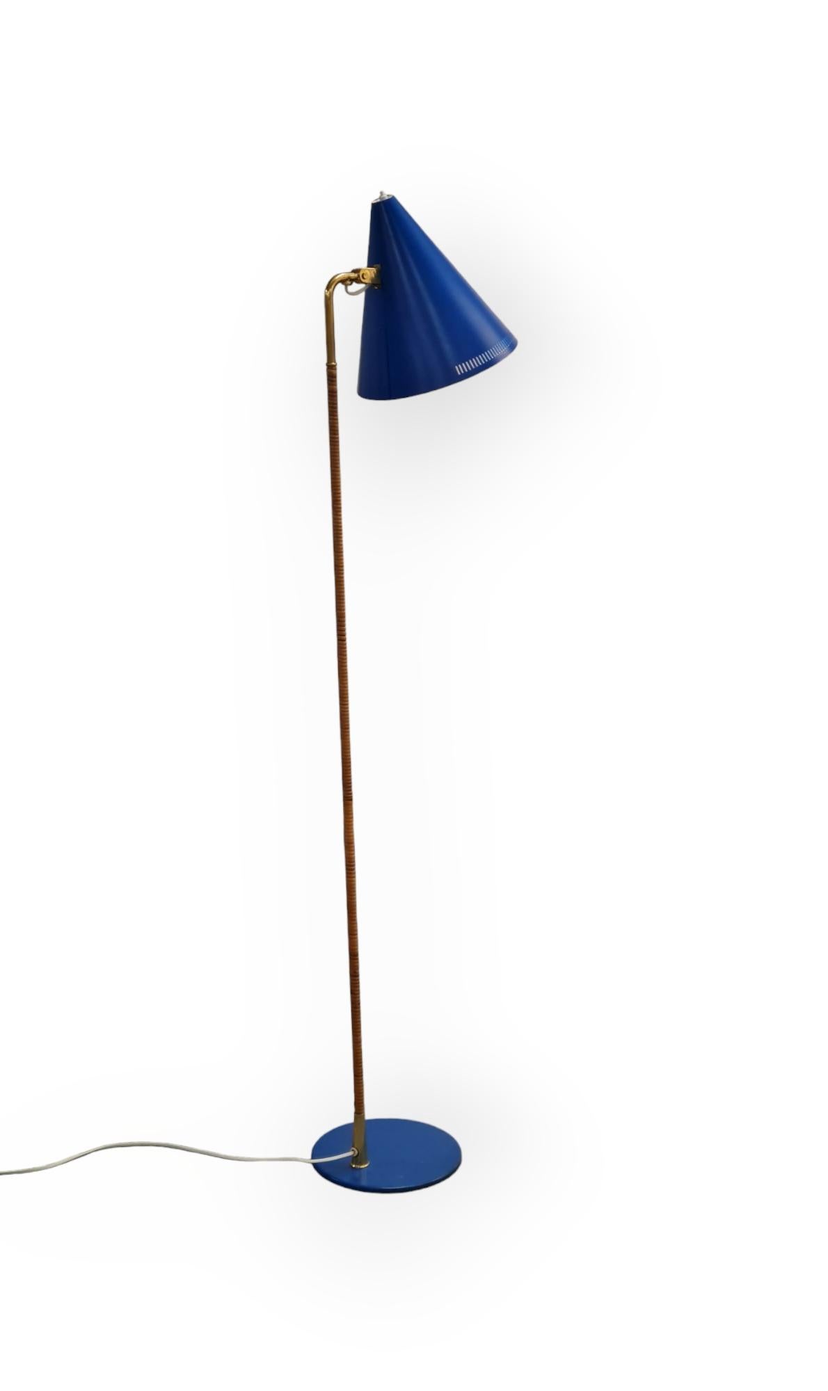 Paavo Tynell Floor Lamp Model K10-10, Idman Oy In Good Condition For Sale In Helsinki, FI