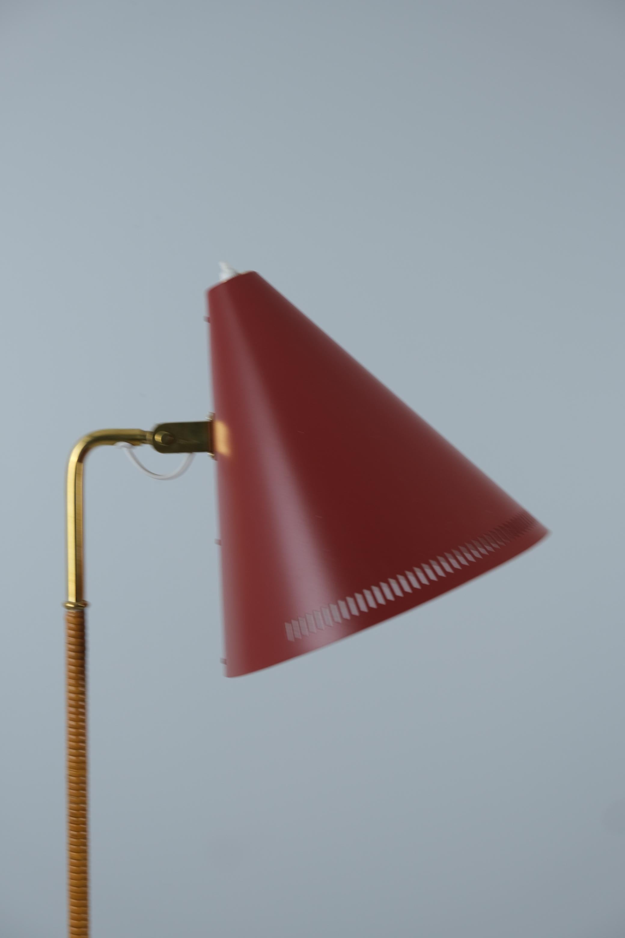 Lampadaire Paavo Tynell modèle K10-10 en rouge, laiton et rotin, Idman années 1950 en vente 3