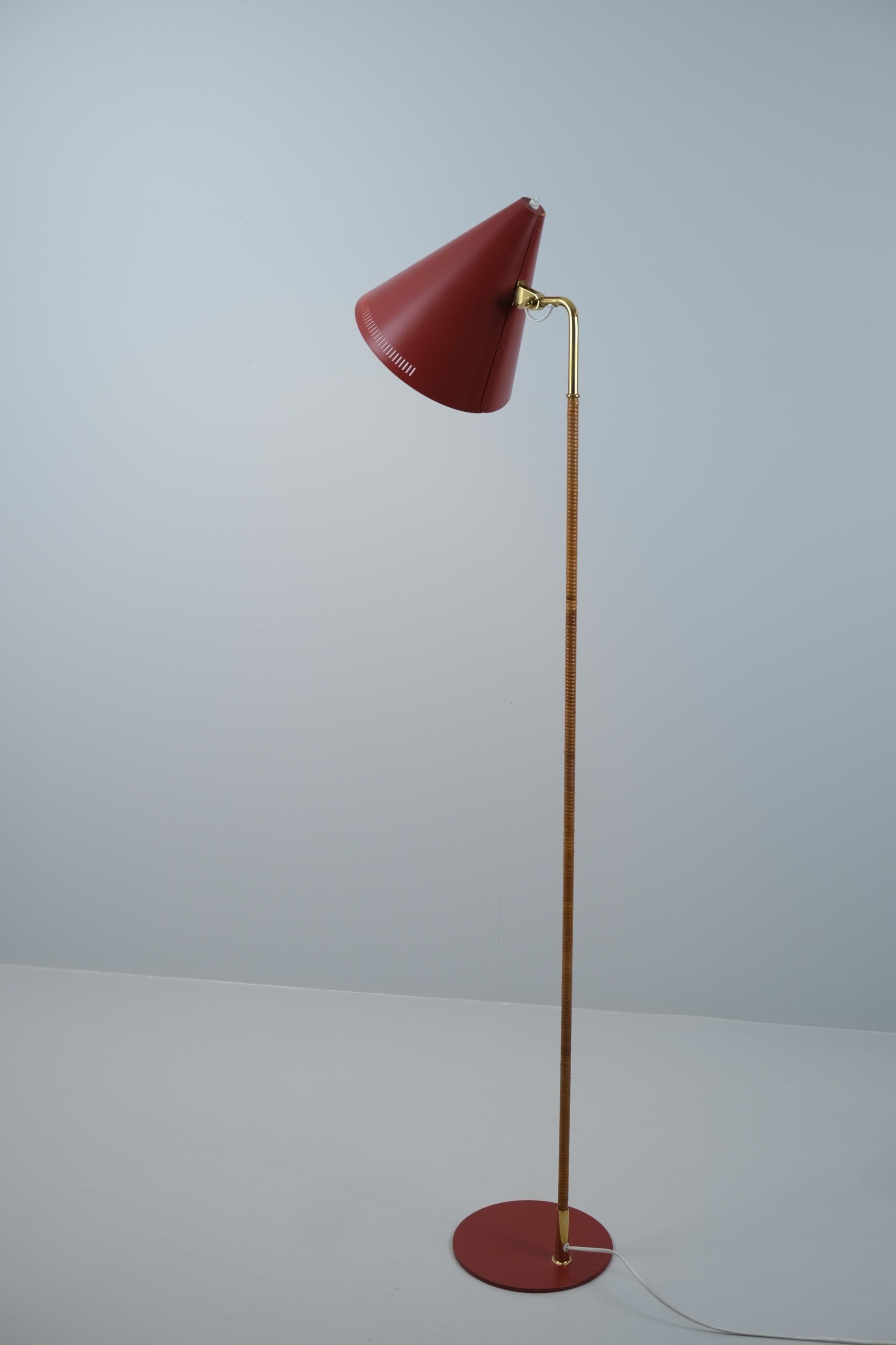 Un modèle de lampadaire emblématique conçu par Paavo Tynell lui-même pour Idman dans les années 1950. La lampe a été repeinte en rouge, car nous avons constaté une augmentation de la demande pour cette couleur, comme alternative aux versions noires