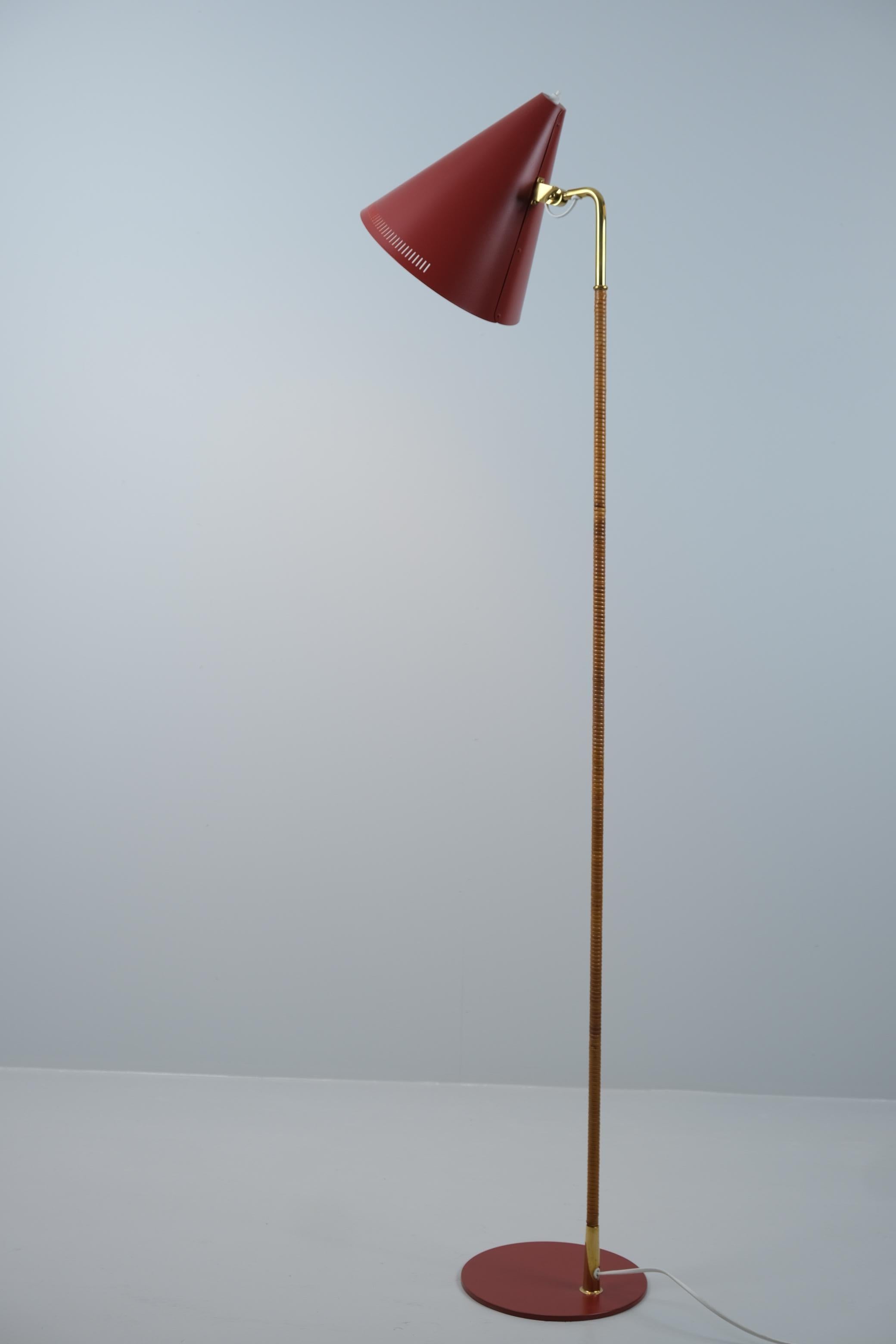Scandinave moderne Lampadaire Paavo Tynell modèle K10-10 en rouge, laiton et rotin, Idman années 1950 en vente