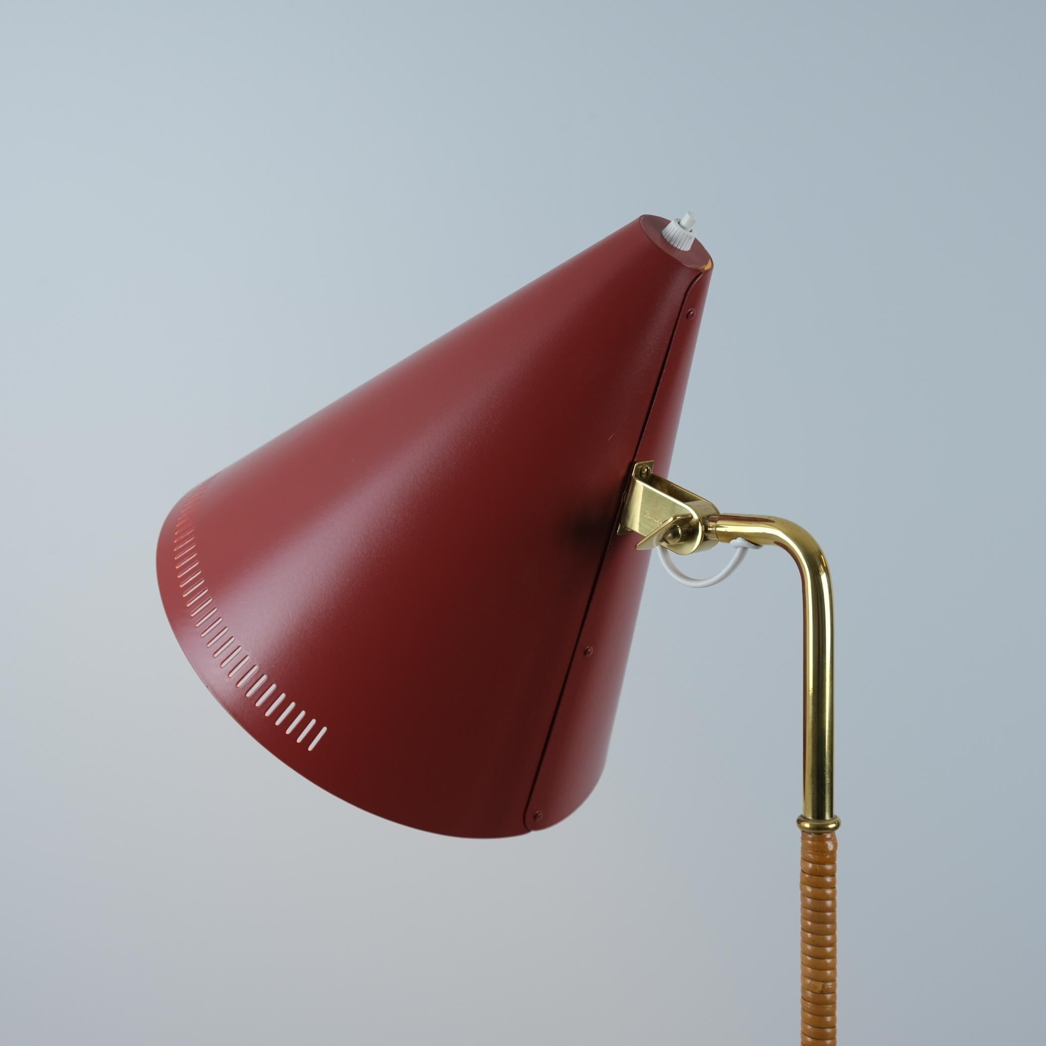 Finlandais Lampadaire Paavo Tynell modèle K10-10 en rouge, laiton et rotin, Idman années 1950 en vente