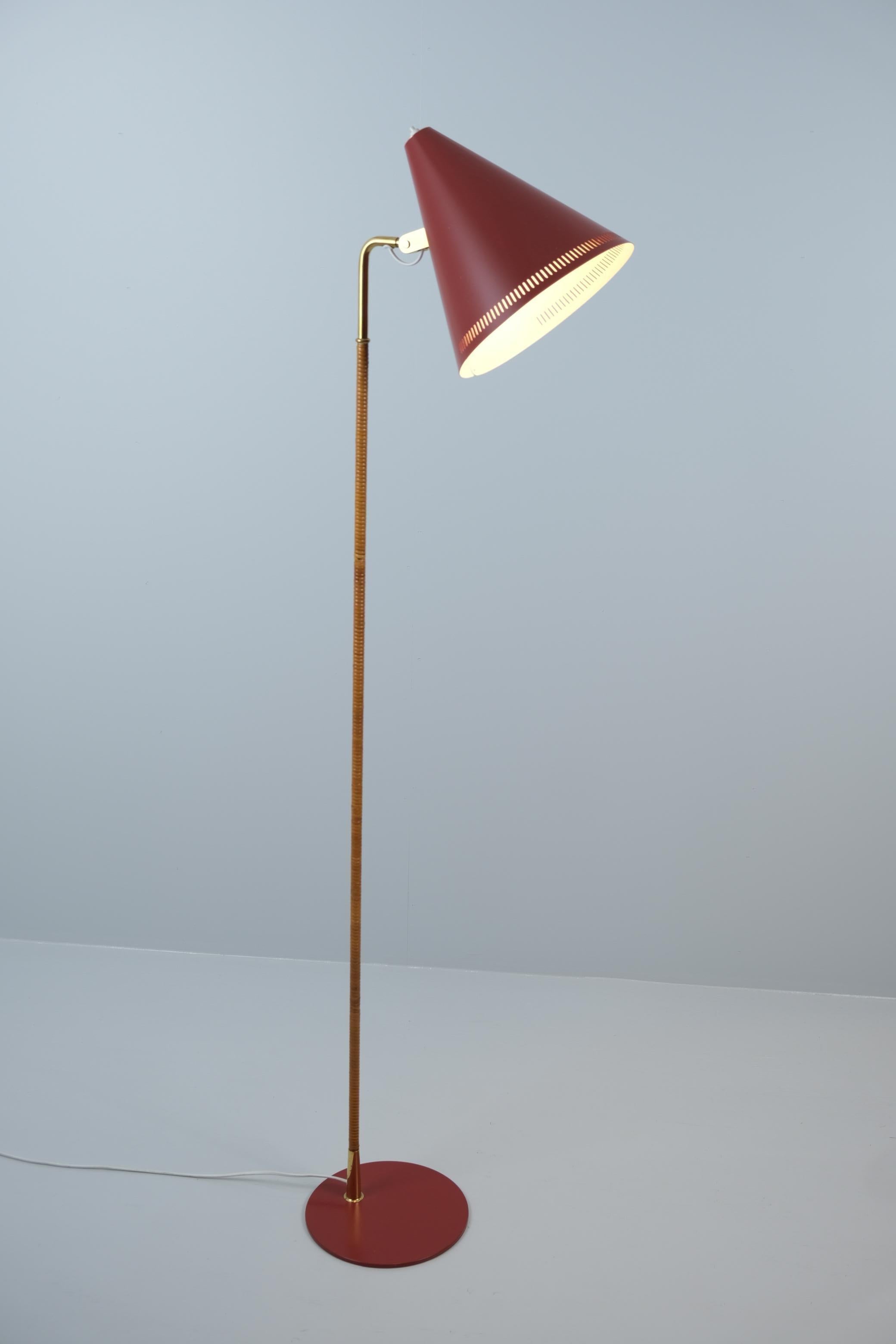 Lampadaire Paavo Tynell modèle K10-10 en rouge, laiton et rotin, Idman années 1950 en vente 1