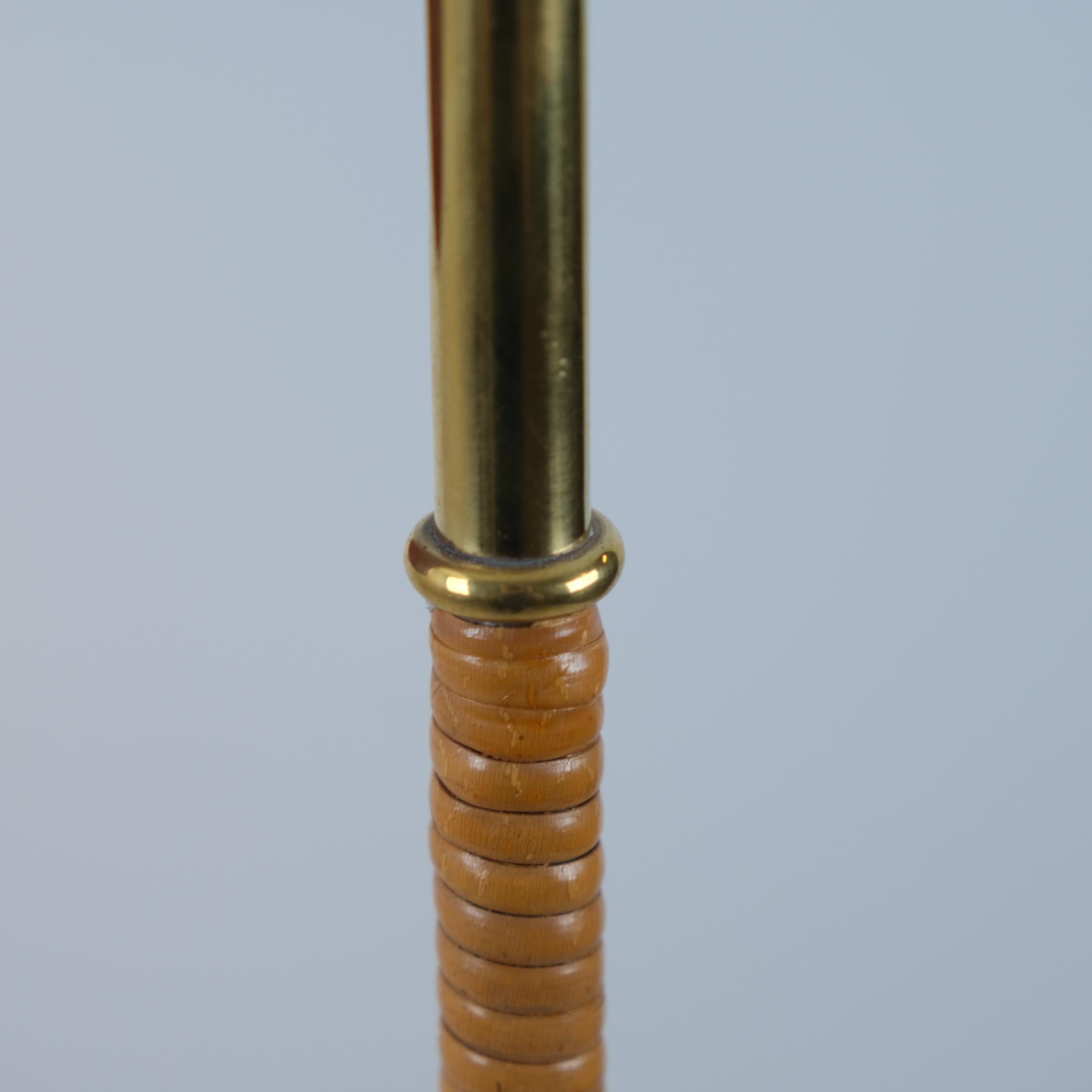 Milieu du XXe siècle Lampadaire Paavo Tynell modèle K10-10 en rouge, laiton et rotin, Idman années 1950 en vente
