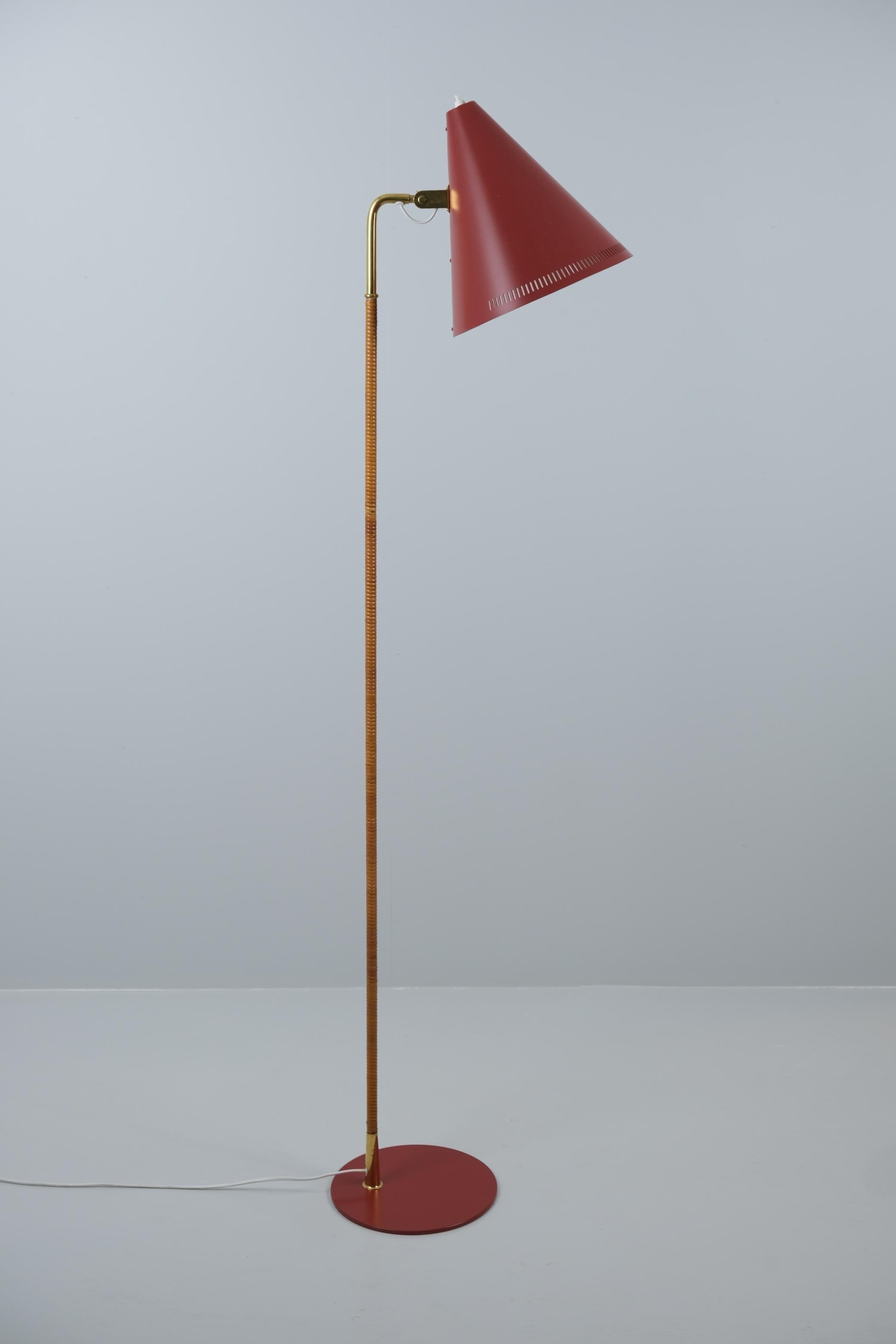 Lampadaire Paavo Tynell modèle K10-10 en rouge, laiton et rotin, Idman années 1950 en vente 2