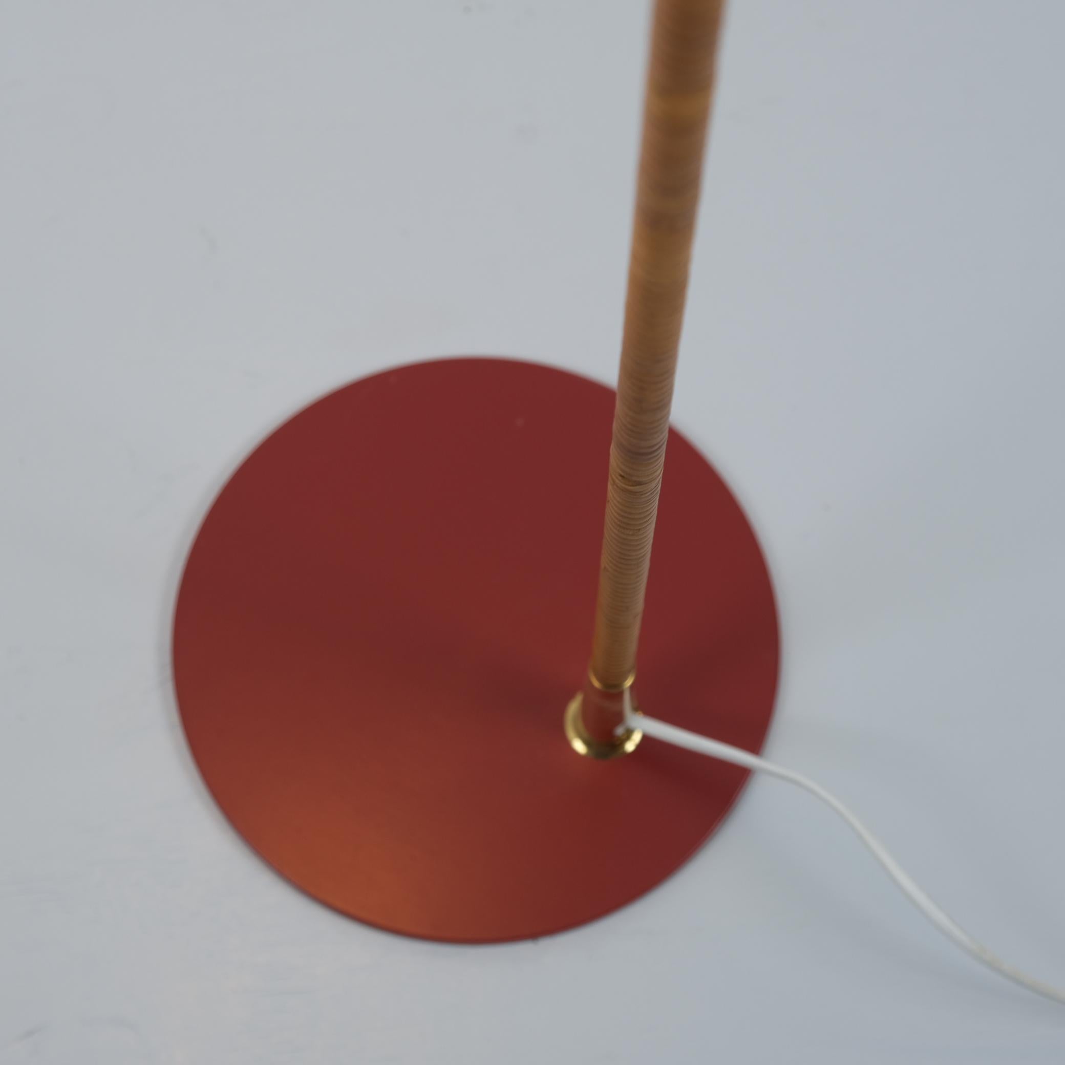Métal Lampadaire Paavo Tynell modèle K10-10 en rouge, laiton et rotin, Idman années 1950 en vente