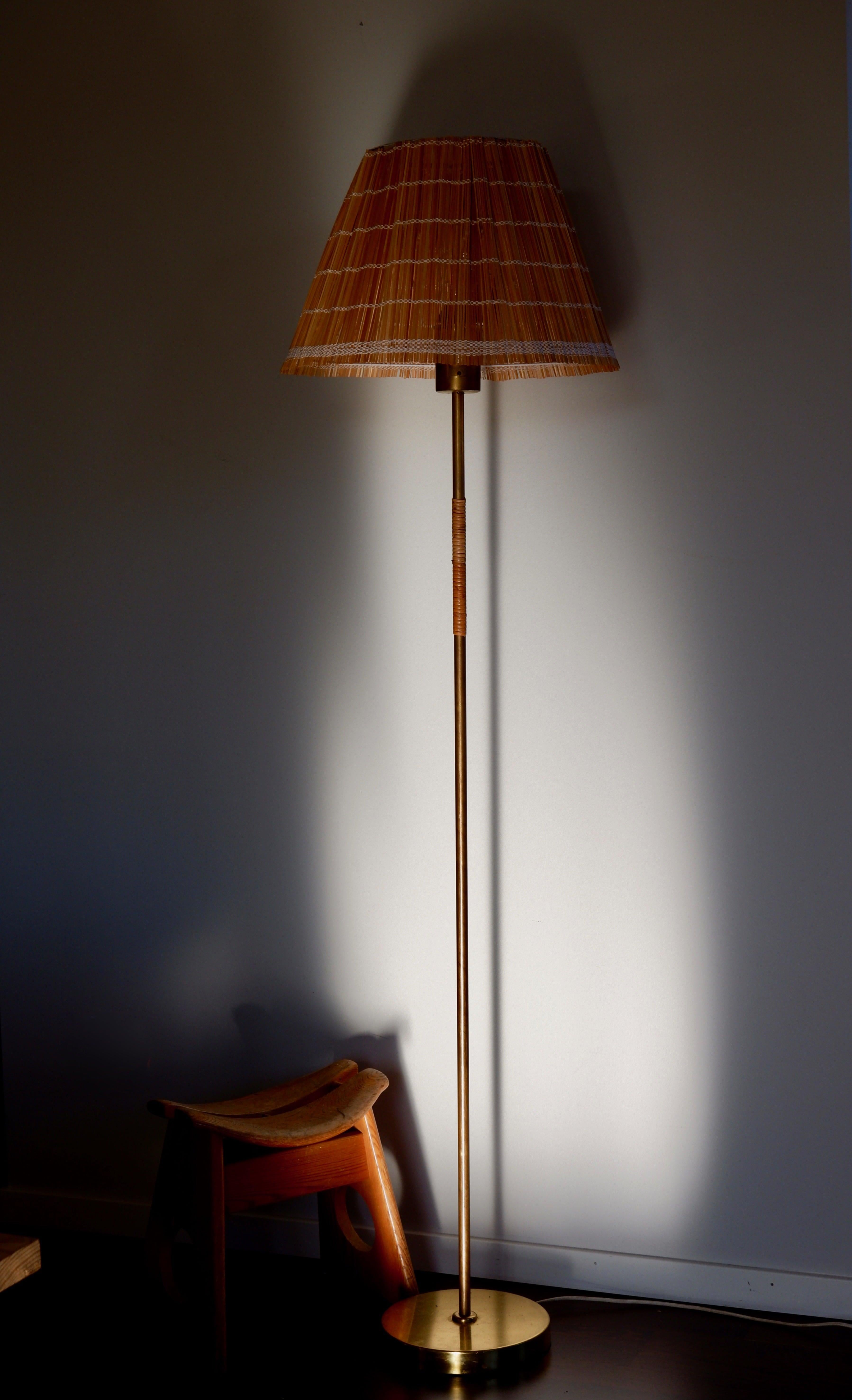 Paavo Tynell Floor Lamp Model K10-13 for Idman circa 1950, Brass & Rattan For Sale 5