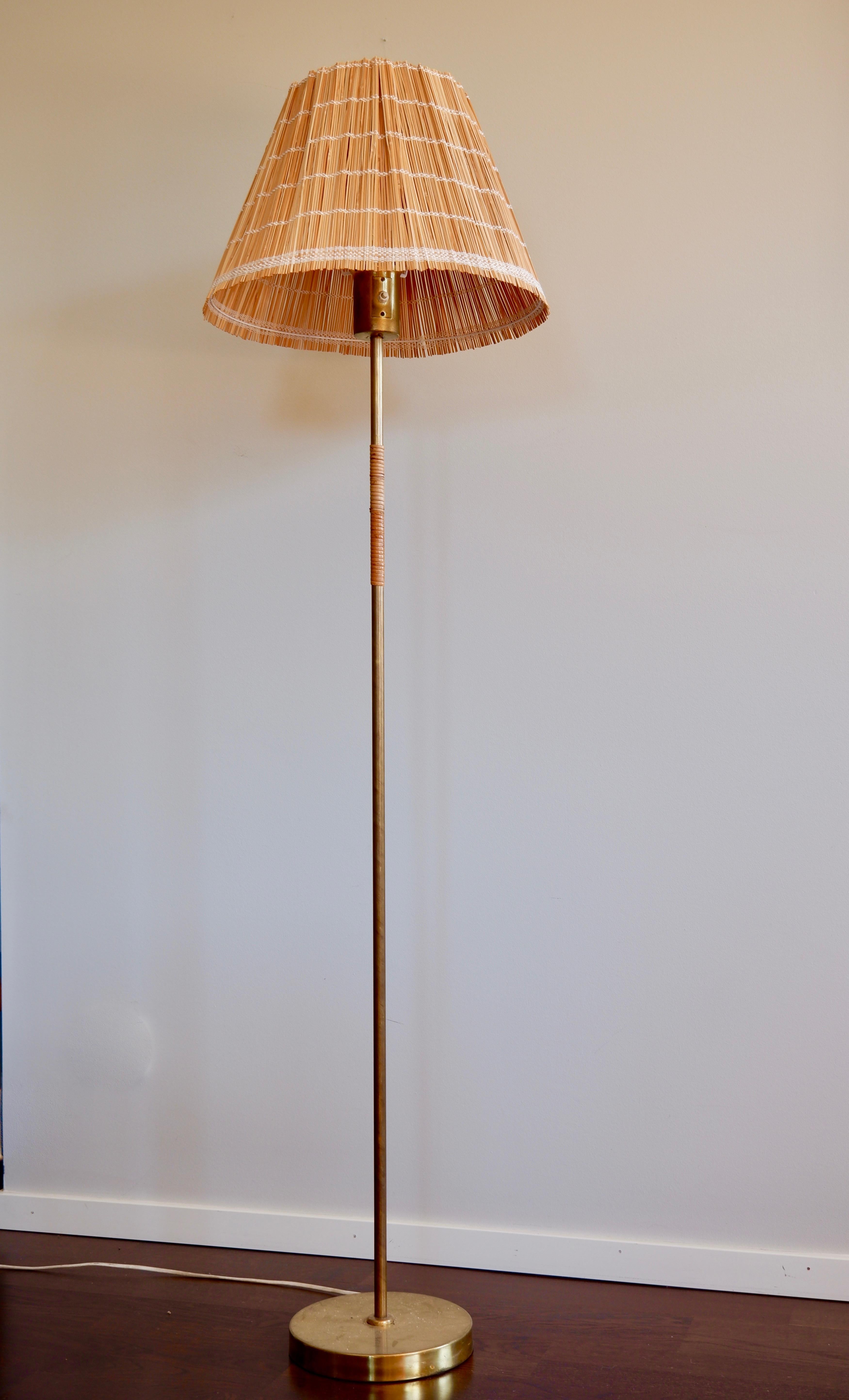 Scandinavian Modern Paavo Tynell Floor Lamp Model K10-13 for Idman circa 1950, Brass & Rattan For Sale