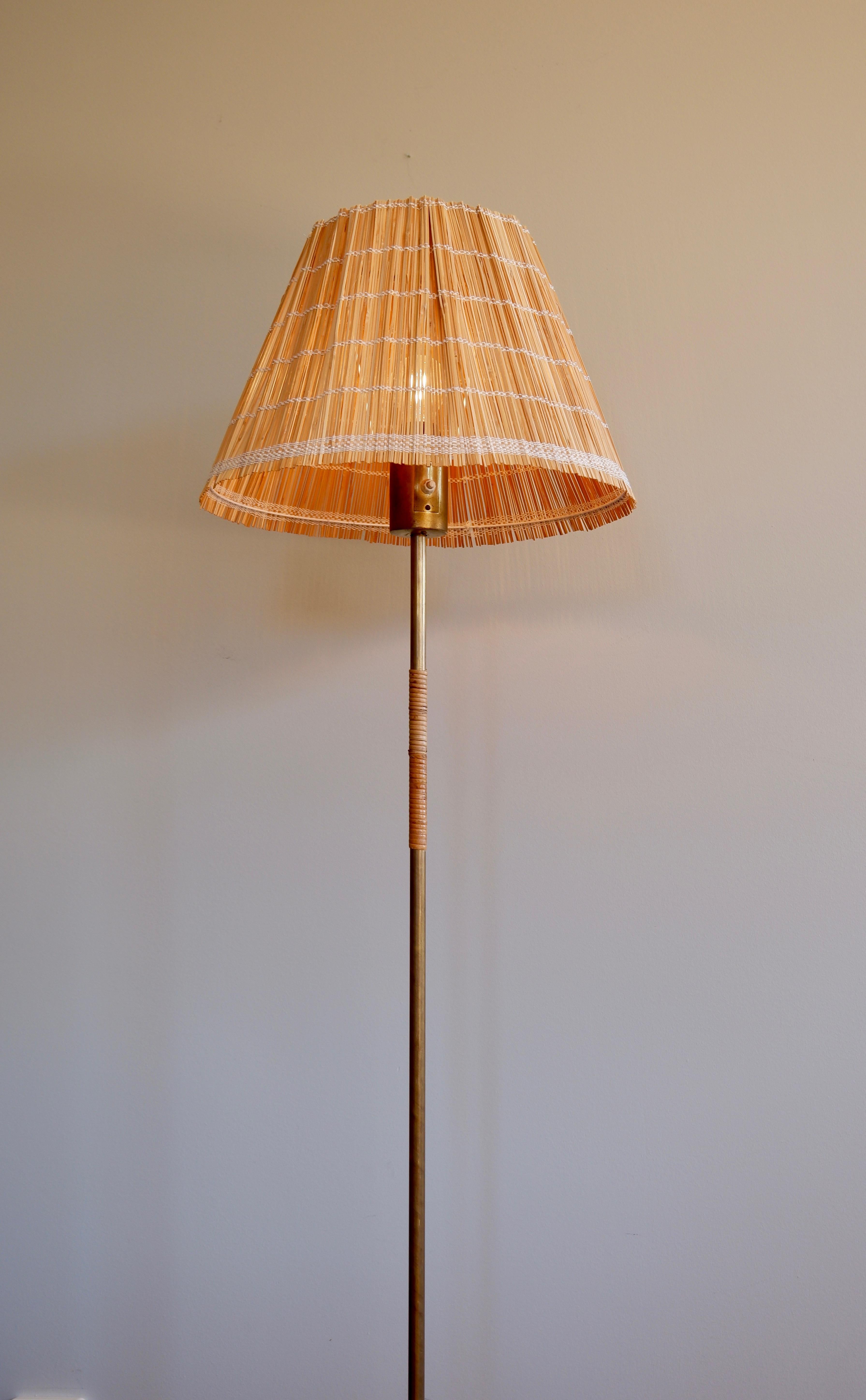 Mid-20th Century Paavo Tynell Floor Lamp Model K10-13 for Idman circa 1950, Brass & Rattan For Sale