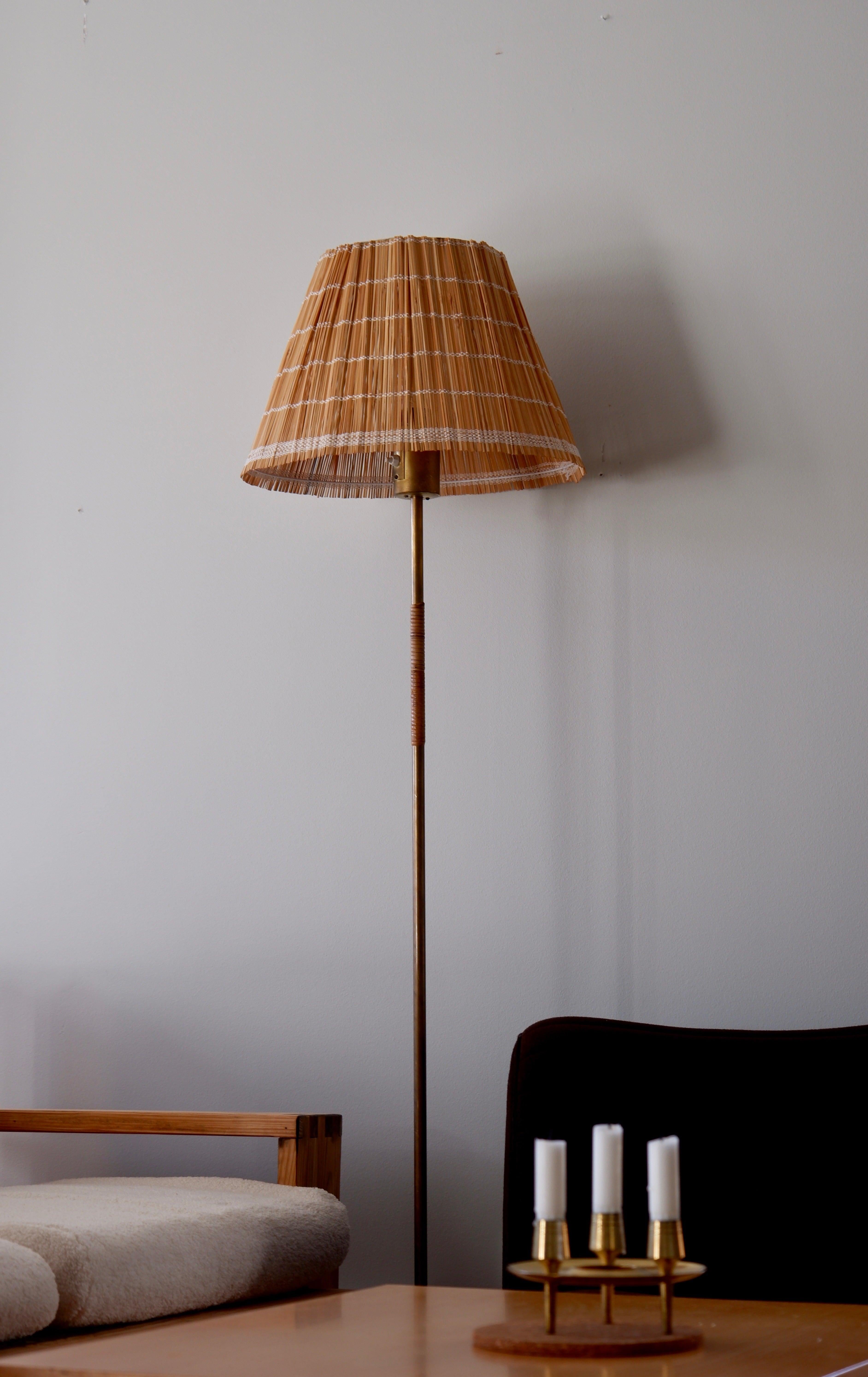 Paavo Tynell Floor Lamp Model K10-13 for Idman circa 1950, Brass & Rattan For Sale 1