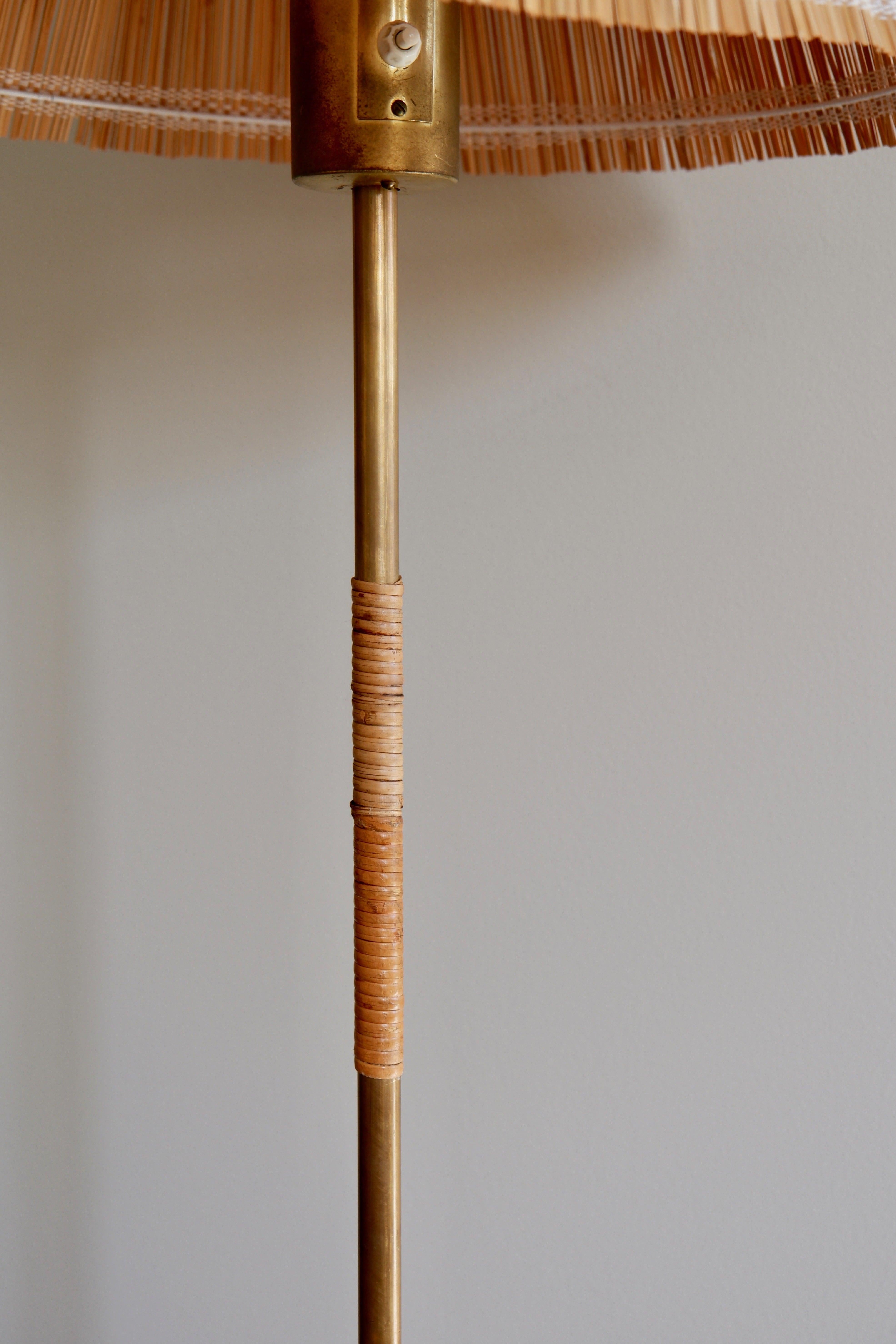 Paavo Tynell Floor Lamp Model K10-13 for Idman circa 1950, Brass & Rattan For Sale 2