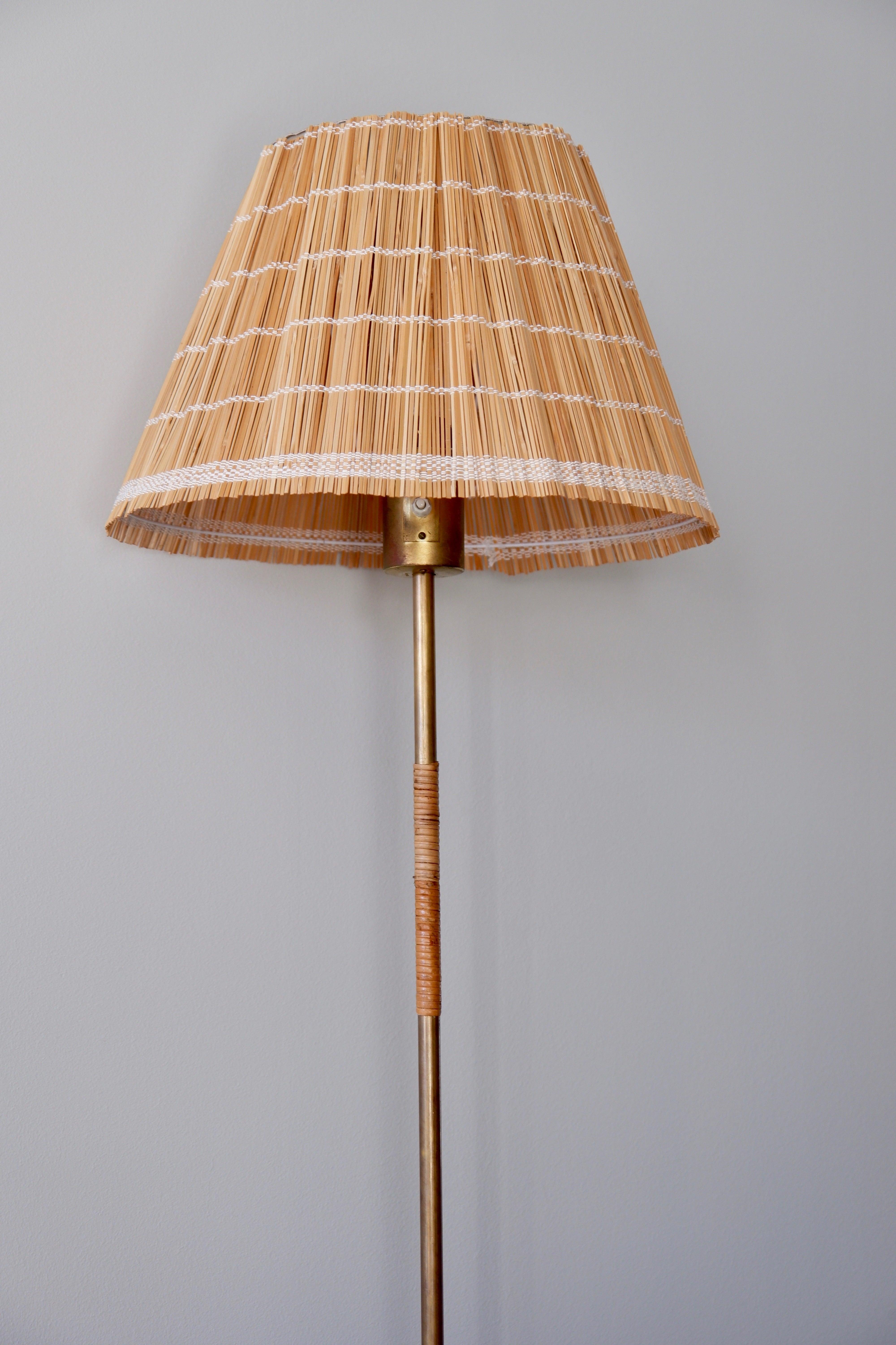 Scandinavian Modern Paavo Tynell Floor Lamp Model K10-13 for Idman circa 1950, Woodstraw Shade