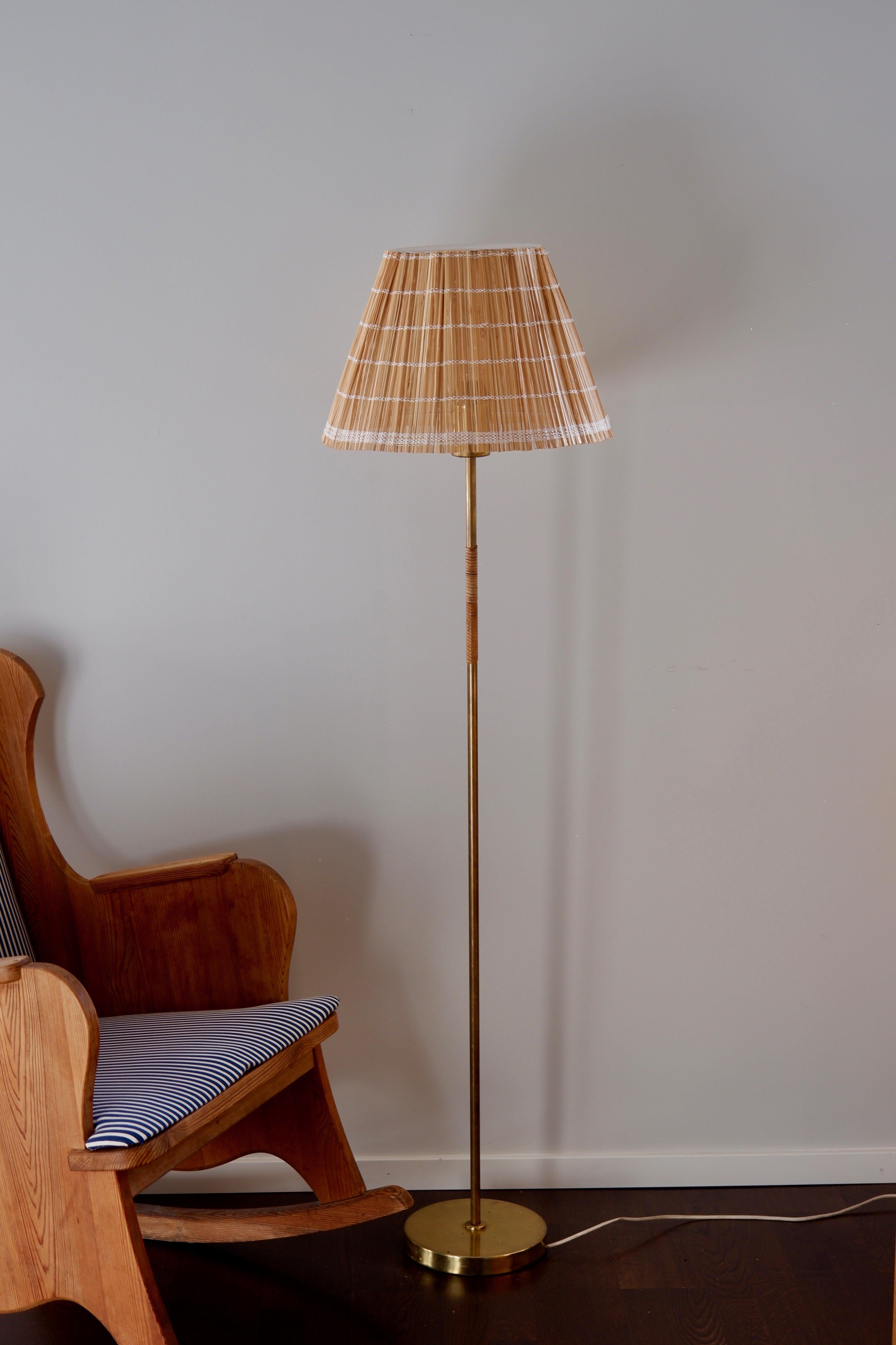 Paavo Tynell Floor Lamp Model K10-13 for Idman circa 1950, Woodstraw Shade In Fair Condition In Hägersten-Liljeholmen, Stockholms län