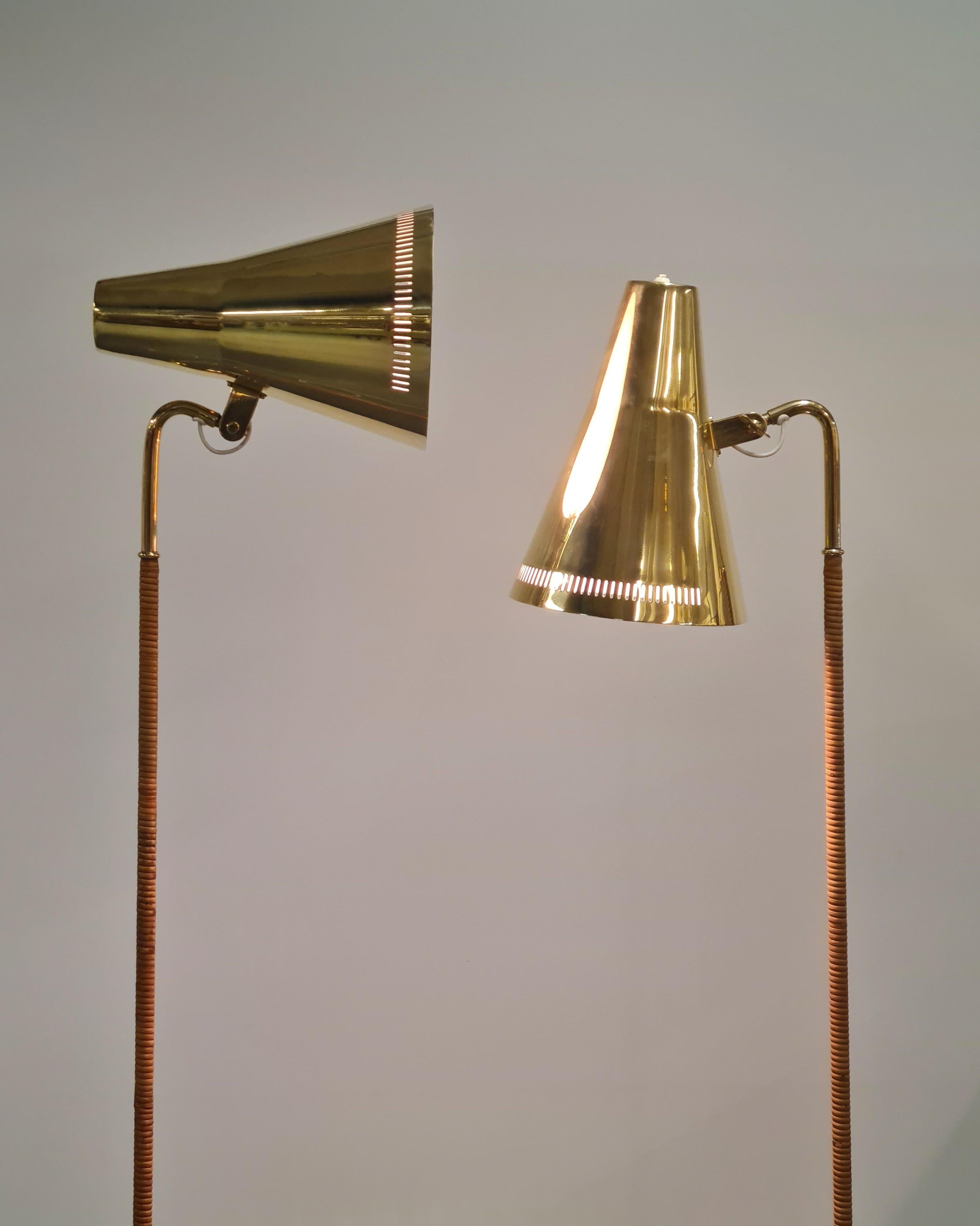 Coppia di lampade da terra Paavo Tynell modello 9628 in ottone e rattan, Taito anni '50 in vendita 6