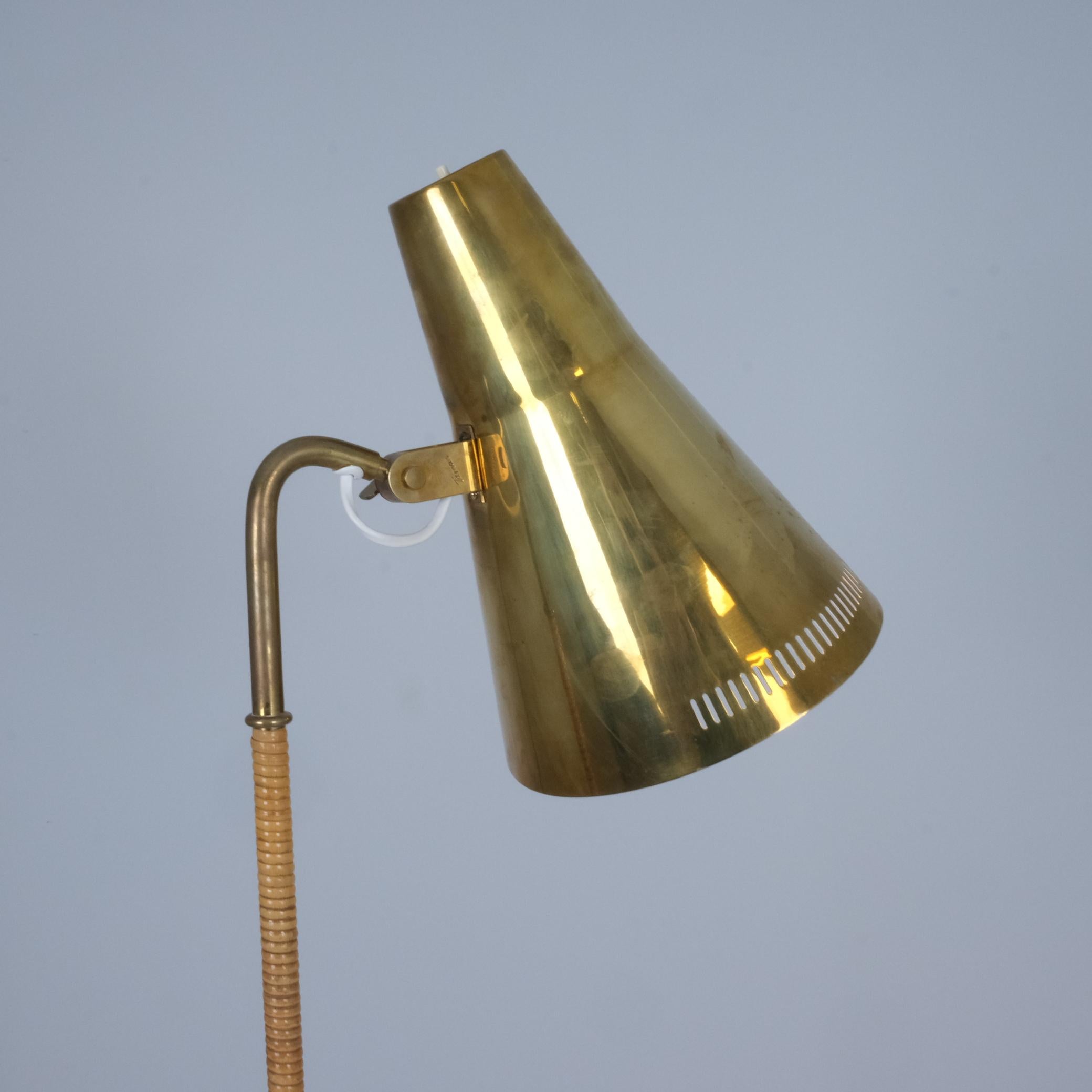 Scandinavian Modern Paavo Tynell Floor Lamp Model K10-9 '9628' in Brass and Rattan, Idman 1950s For Sale