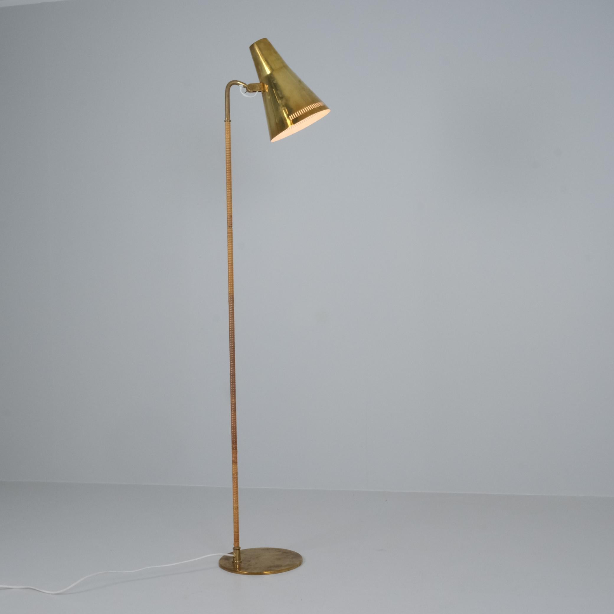 Finnish Paavo Tynell Floor Lamp Model K10-9 '9628' in Brass and Rattan, Idman 1950s For Sale