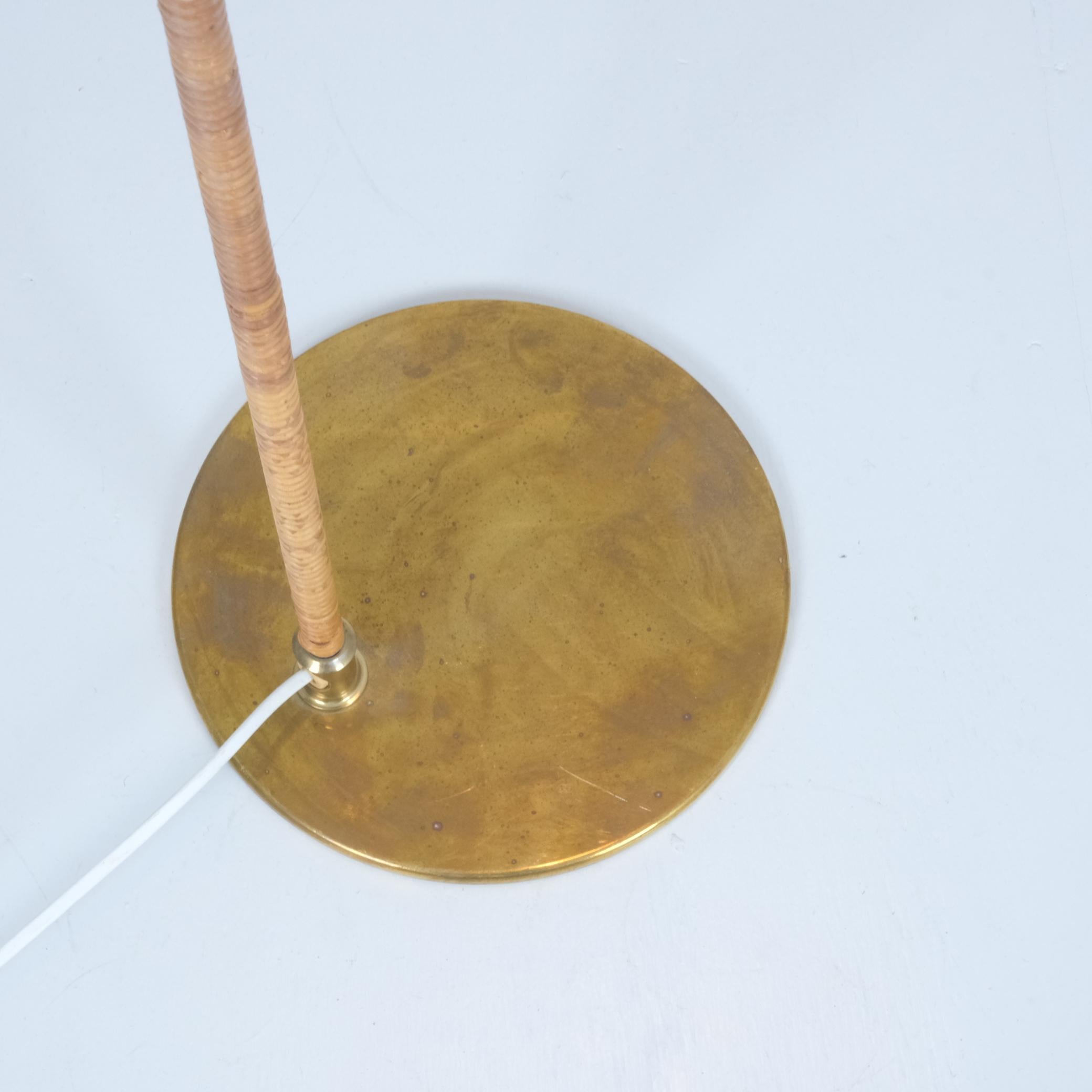 Paavo Tynell Floor Lamp Model K10-9 '9628' in Brass and Rattan, Idman 1950s In Good Condition For Sale In Helsinki, FI