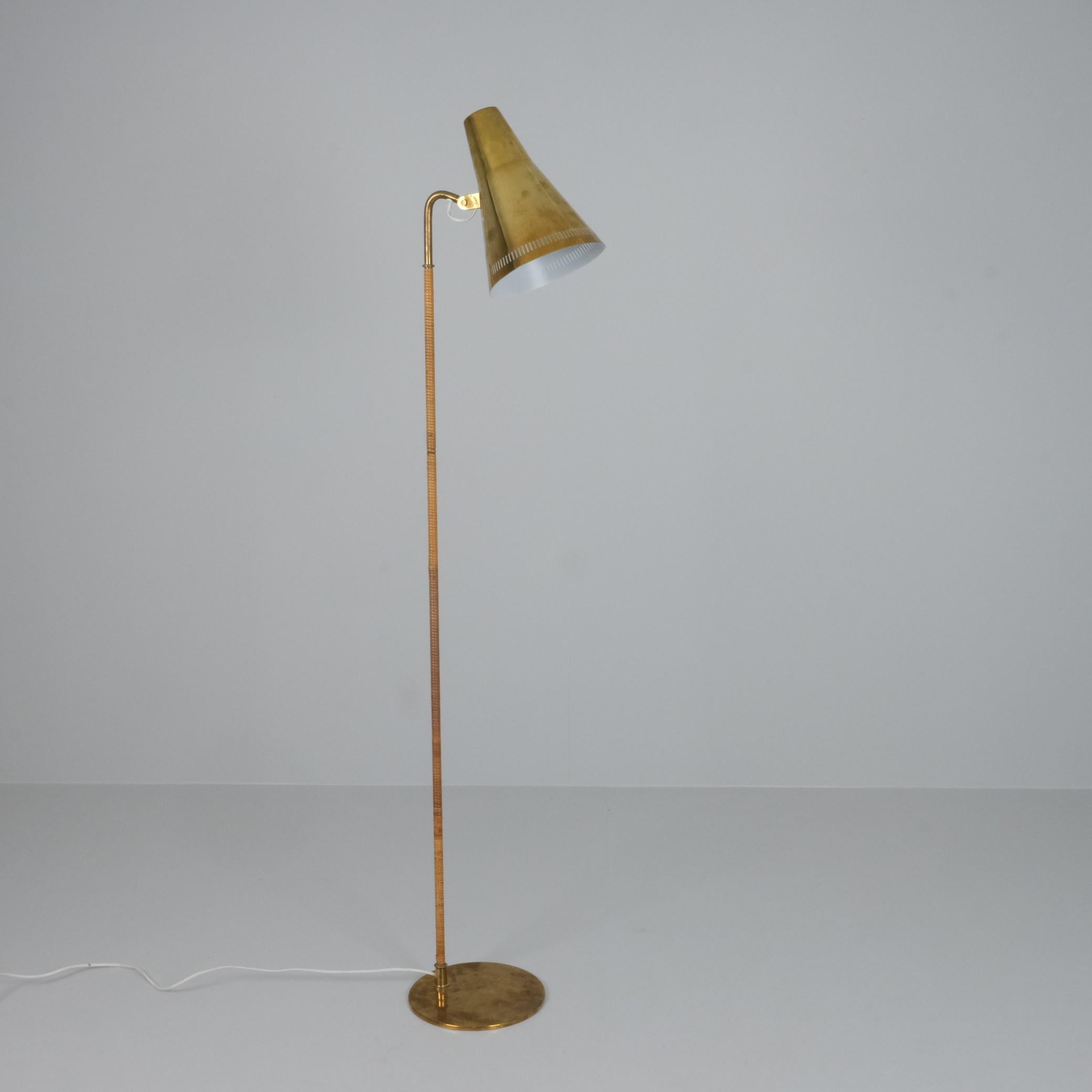 Paavo Tynell Floor Lamp Model K10-9 '9628' in Brass and Rattan, Idman 1950s For Sale 2