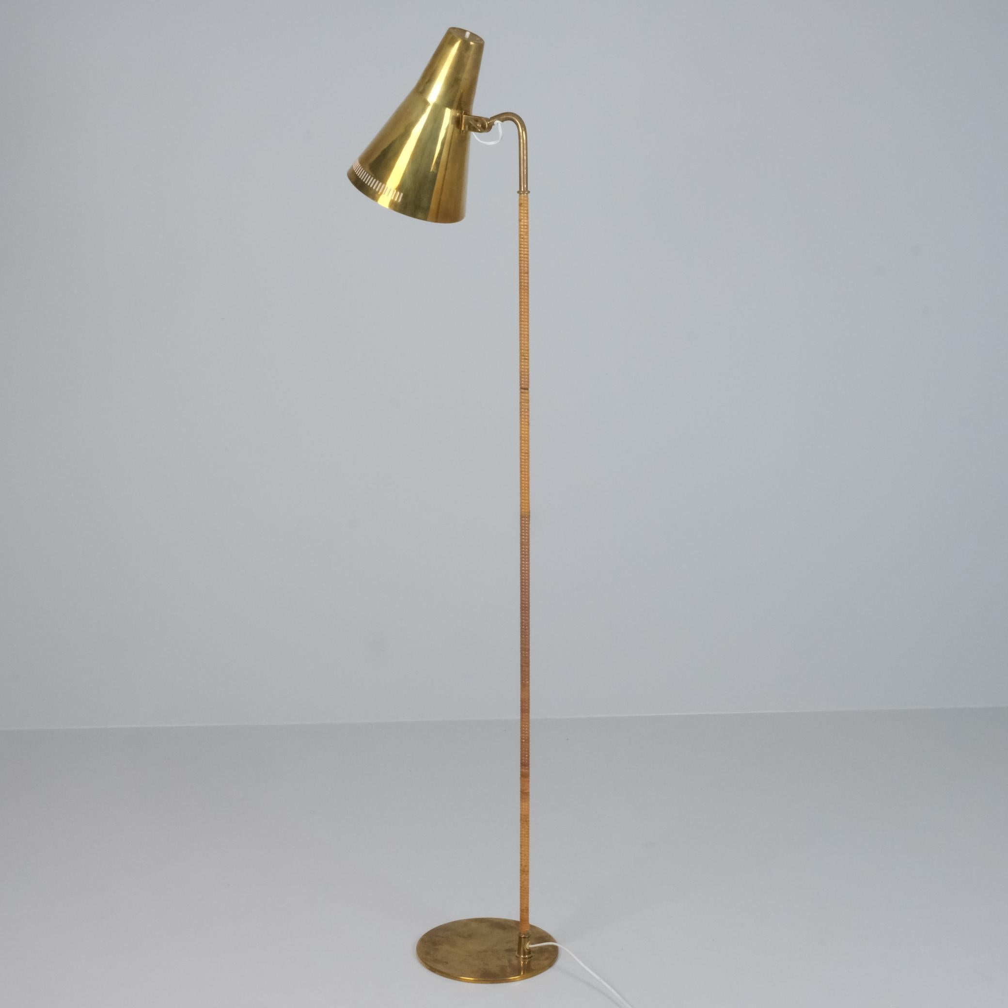 Paavo Tynell Floor Lamp Model K10-9 '9628' in Brass and Rattan, Idman 1950s For Sale 3