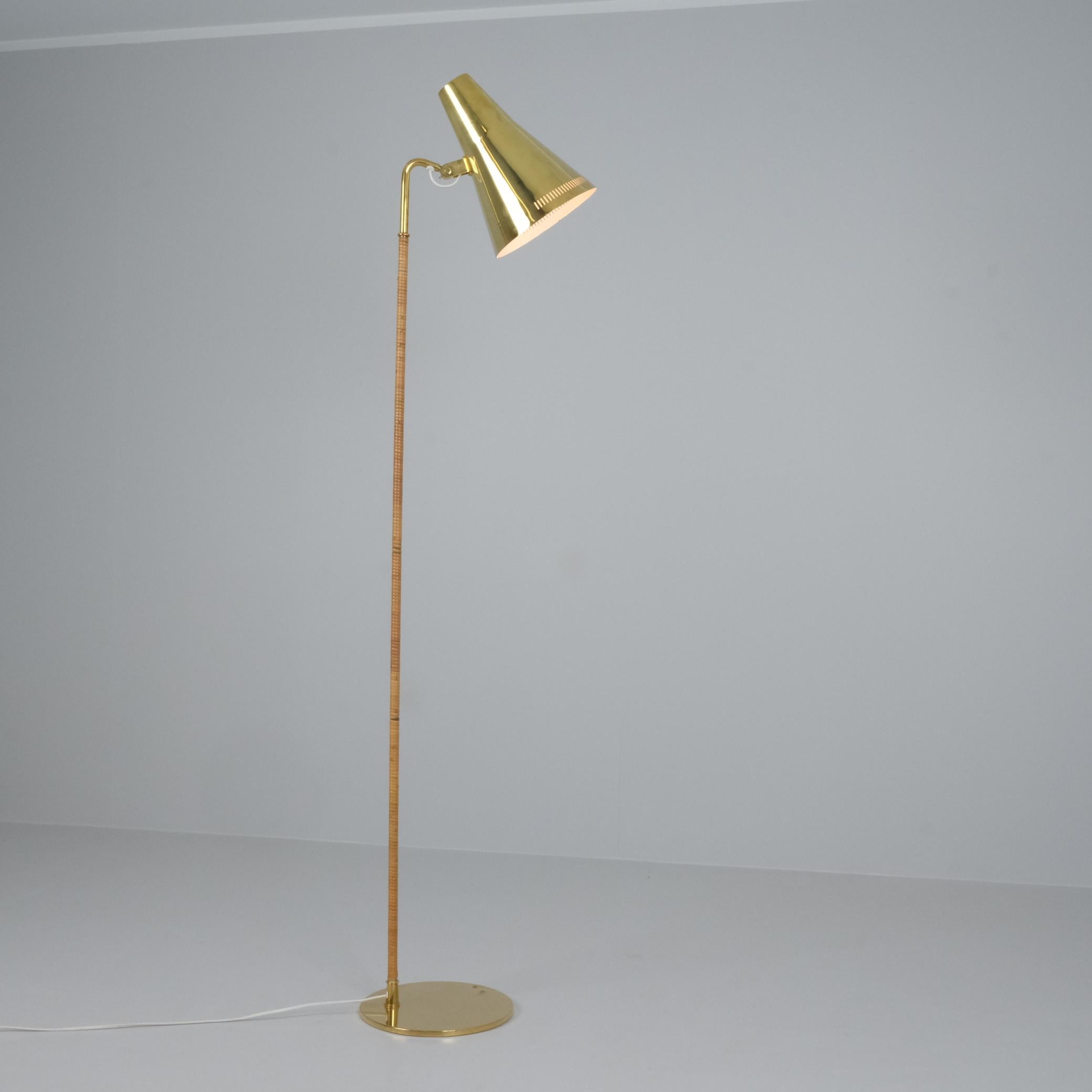 Lampadaire Paavo Tynell modèle K10-9 '9628' en laiton et rotin, Taito années 1950 en vente 1