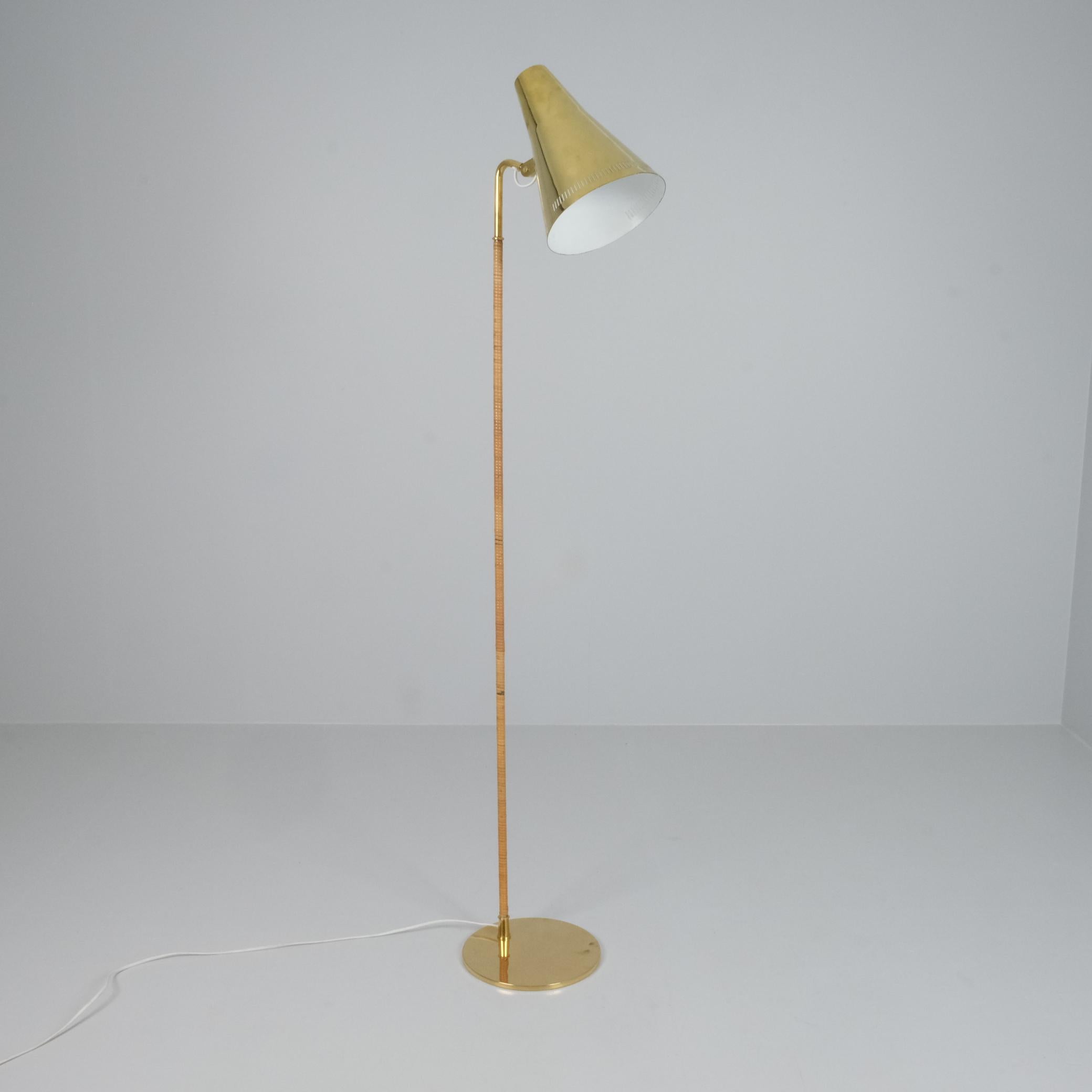 Lampadaire Paavo Tynell modèle K10-9 '9628' en laiton et rotin, Taito années 1950 en vente 2