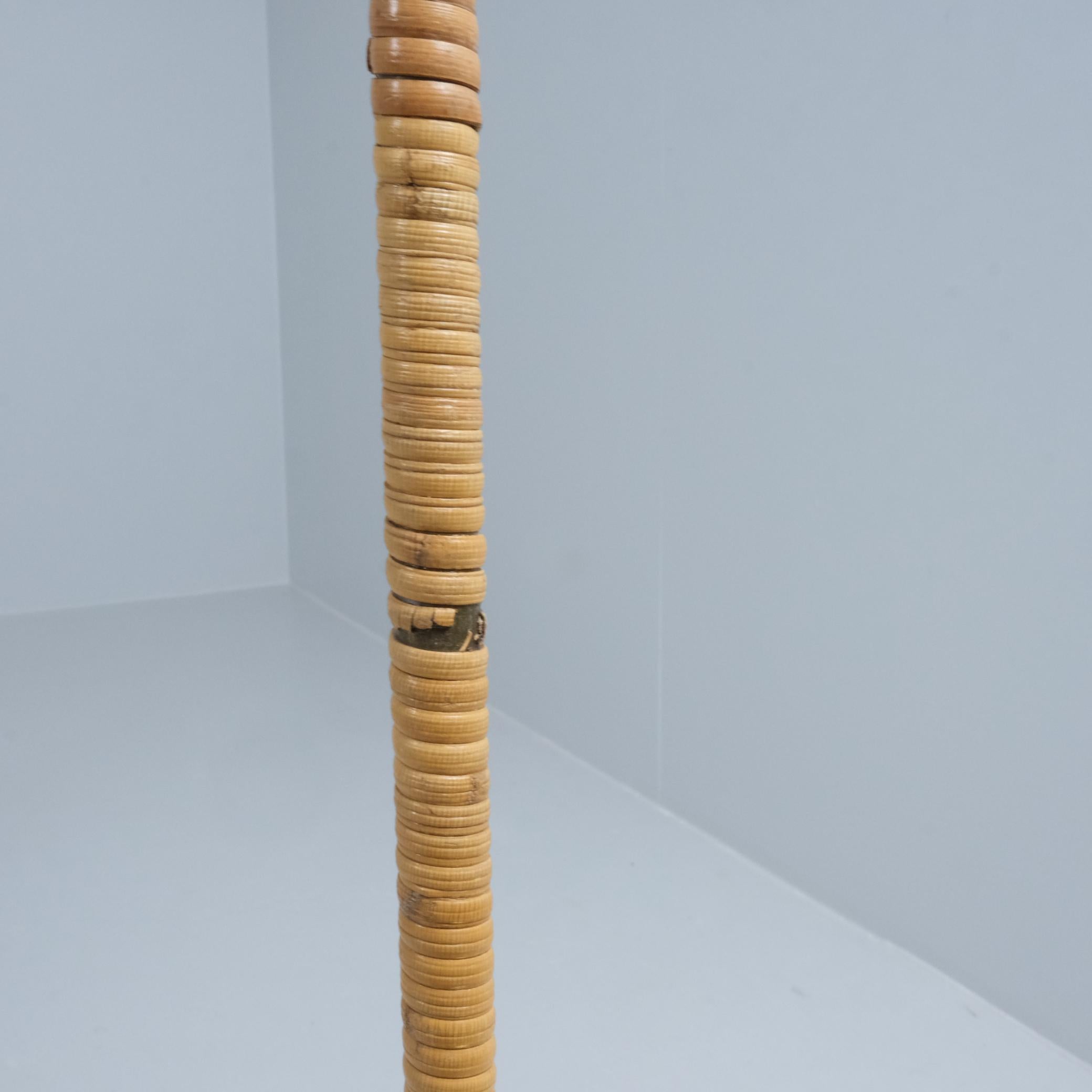 Lampadaire Paavo Tynell modèle K10-9 '9628' en laiton et rotin, Taito années 1950 en vente 3