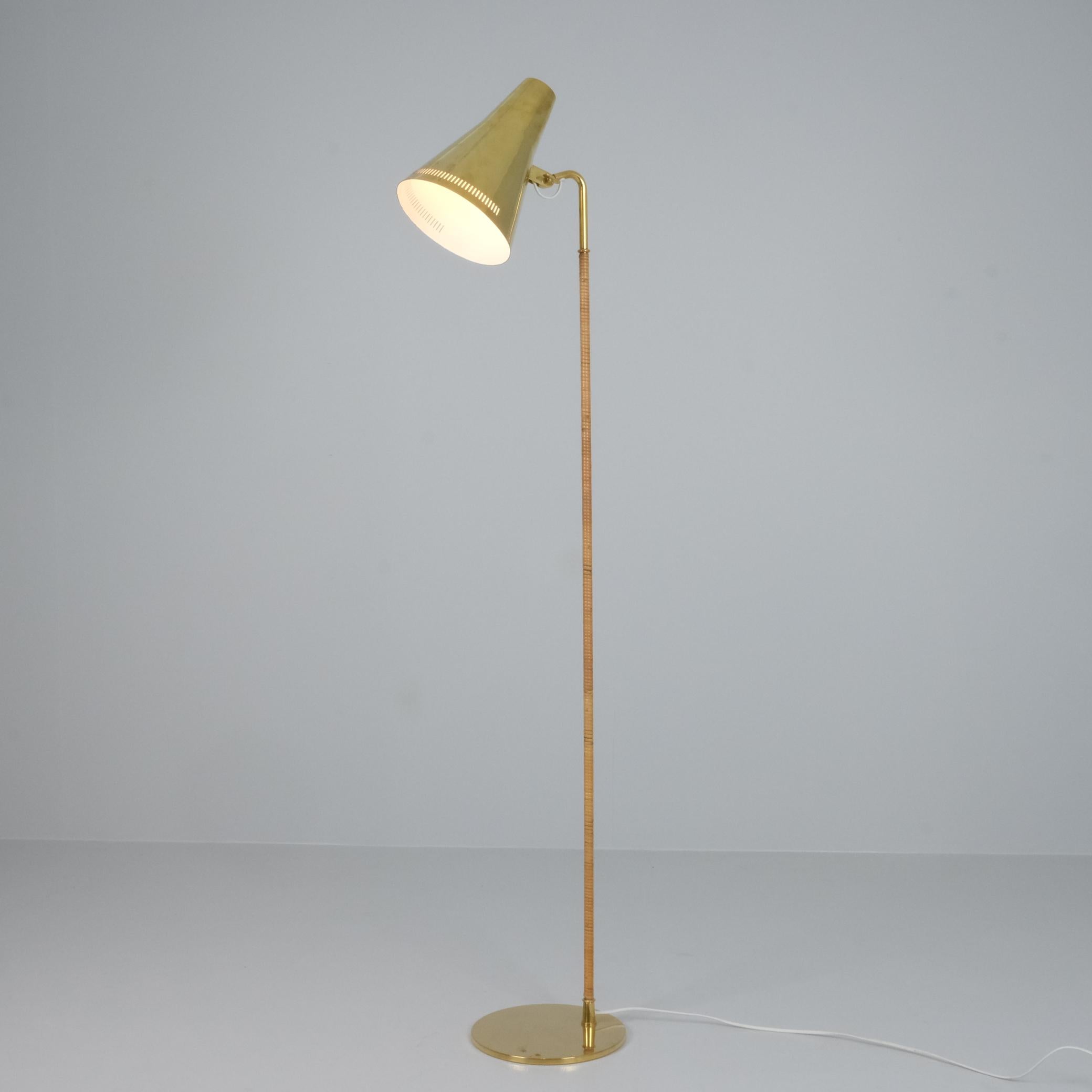 Lampadaire Paavo Tynell modèle K10-9 '9628' en laiton et rotin, Taito années 1950 en vente 4
