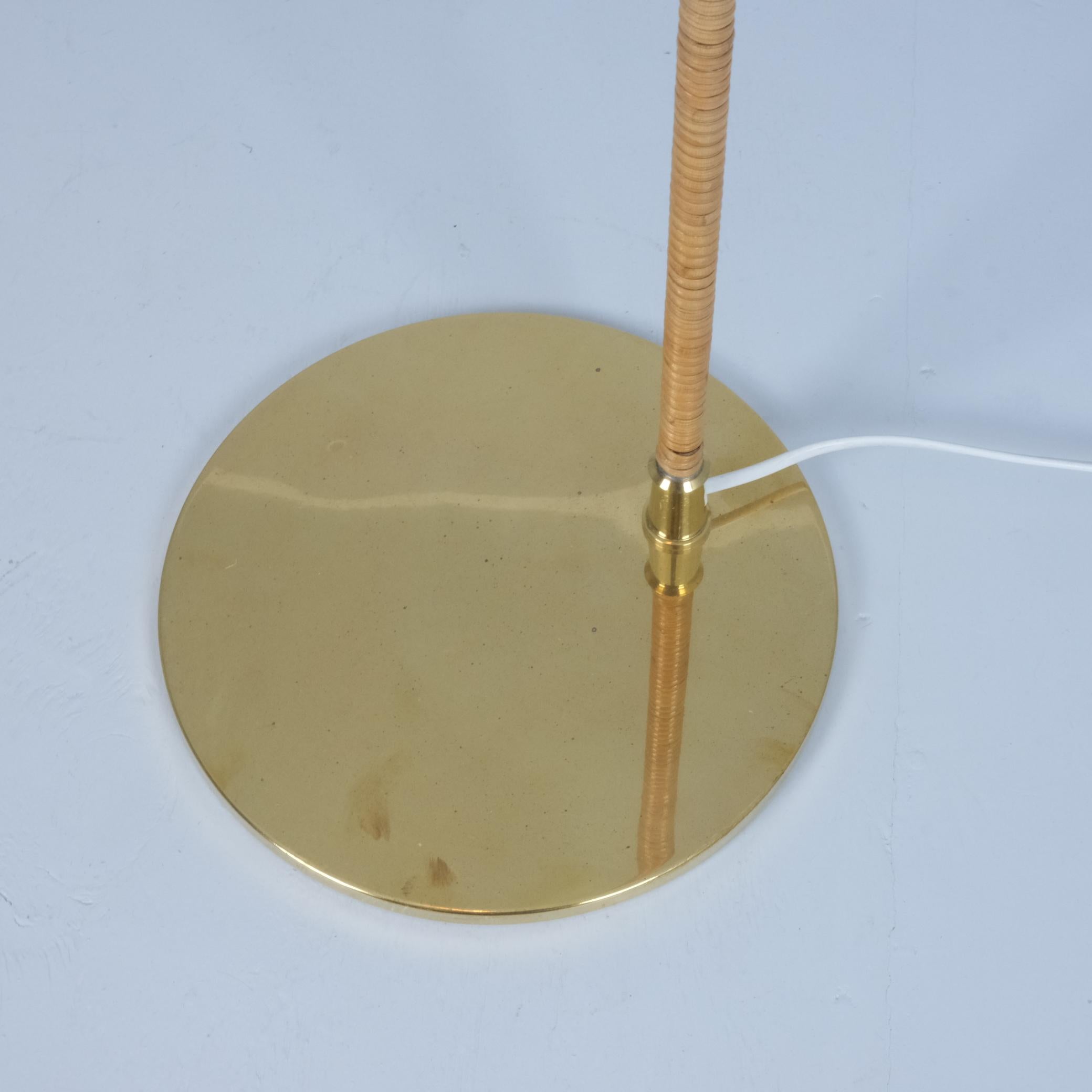 Finlandais Lampadaire Paavo Tynell modèle K10-9 '9628' en laiton et rotin, Taito années 1950 en vente