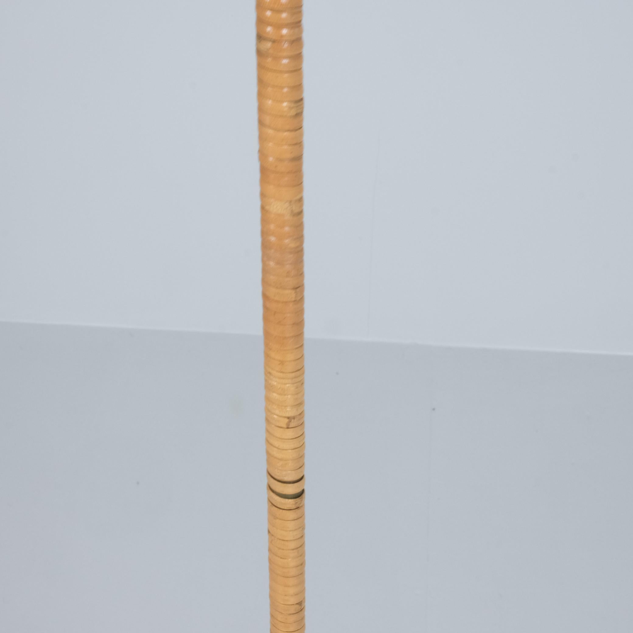 Lampadaire Paavo Tynell modèle K10-9 '9628' en laiton et rotin, Taito années 1950 Bon état - En vente à Helsinki, FI