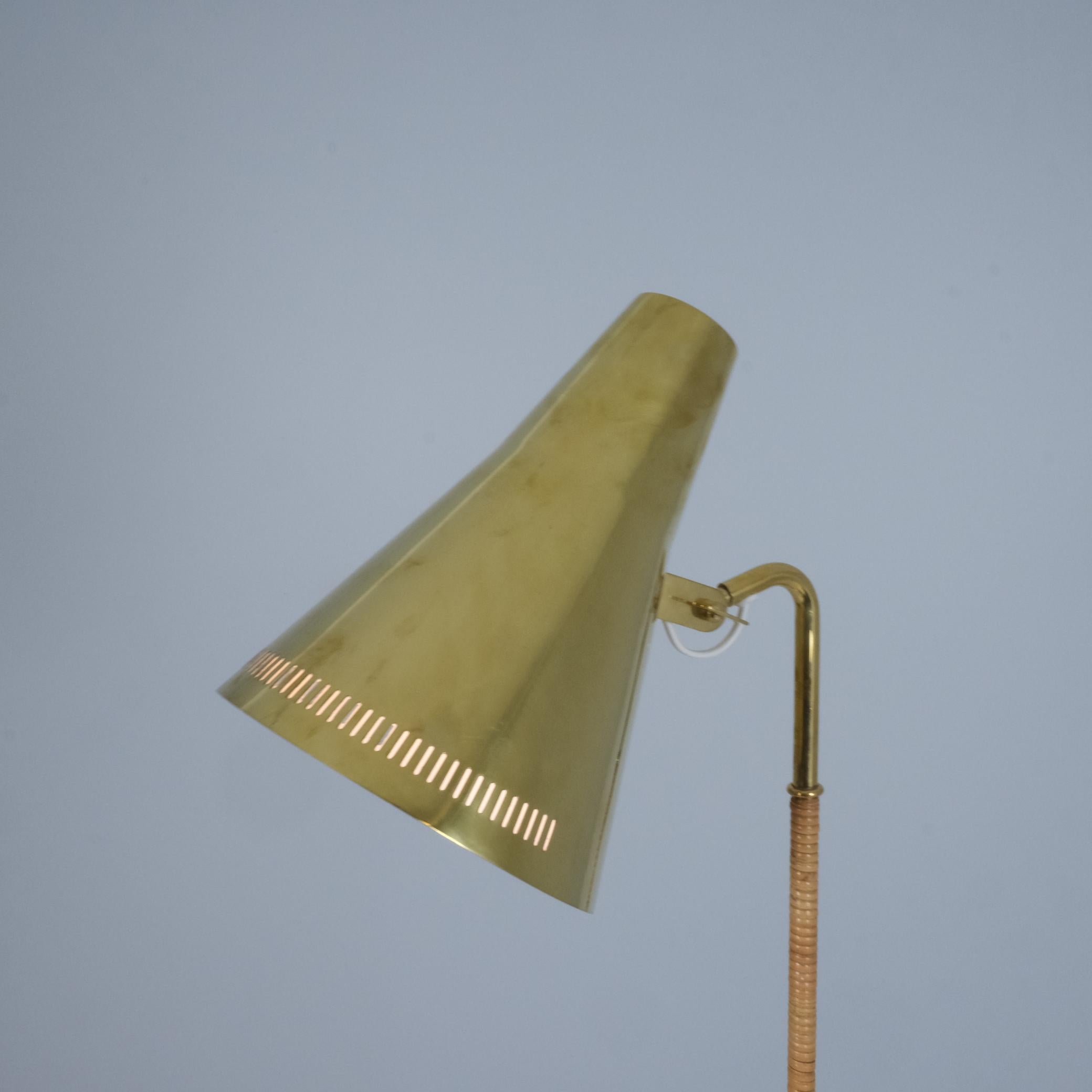 Scandinave moderne Lampadaire Paavo Tynell modèle K10-9 '9628' en laiton et rotin, Taito années 1950 en vente