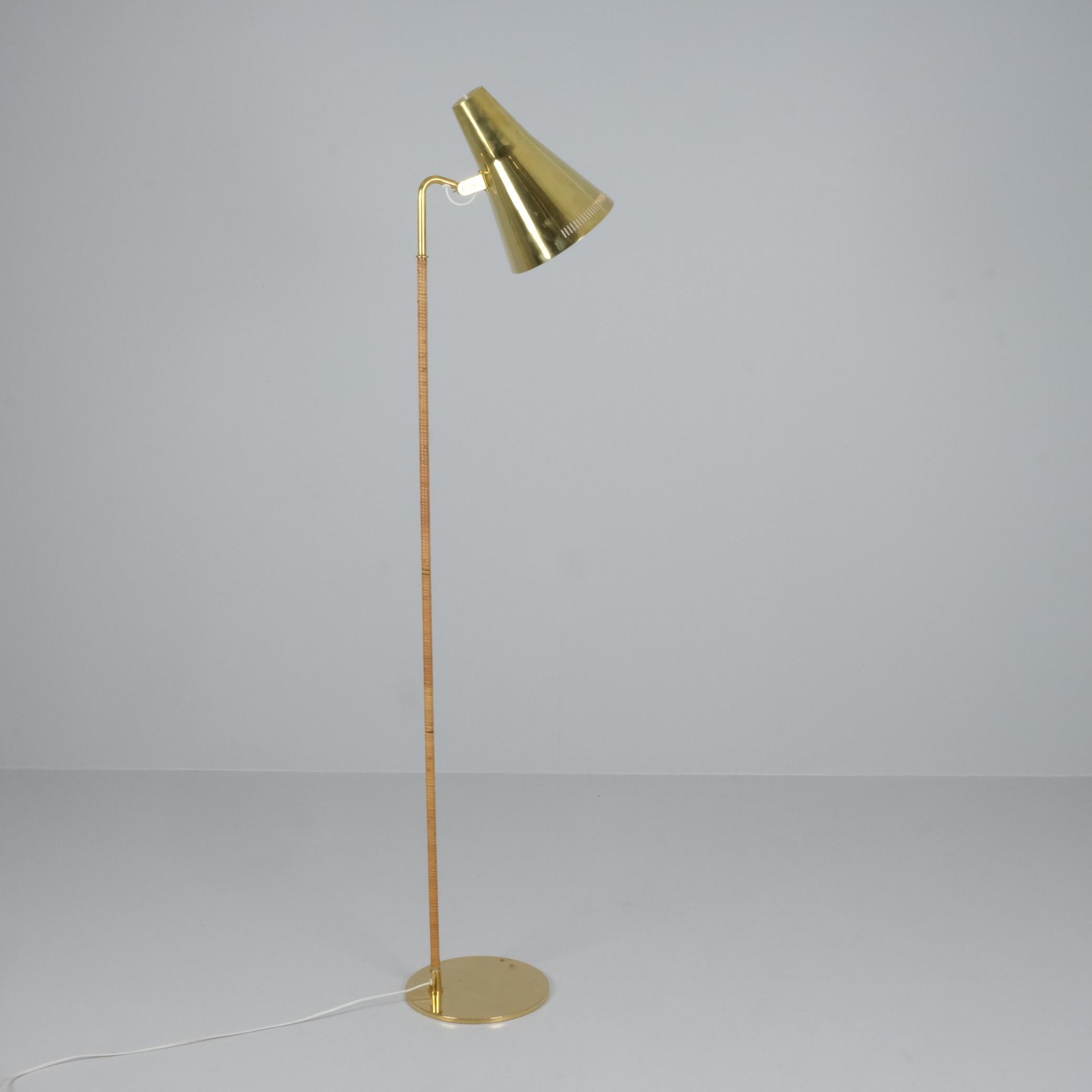 Laiton Lampadaire Paavo Tynell modèle K10-9 '9628' en laiton et rotin, Taito années 1950 en vente