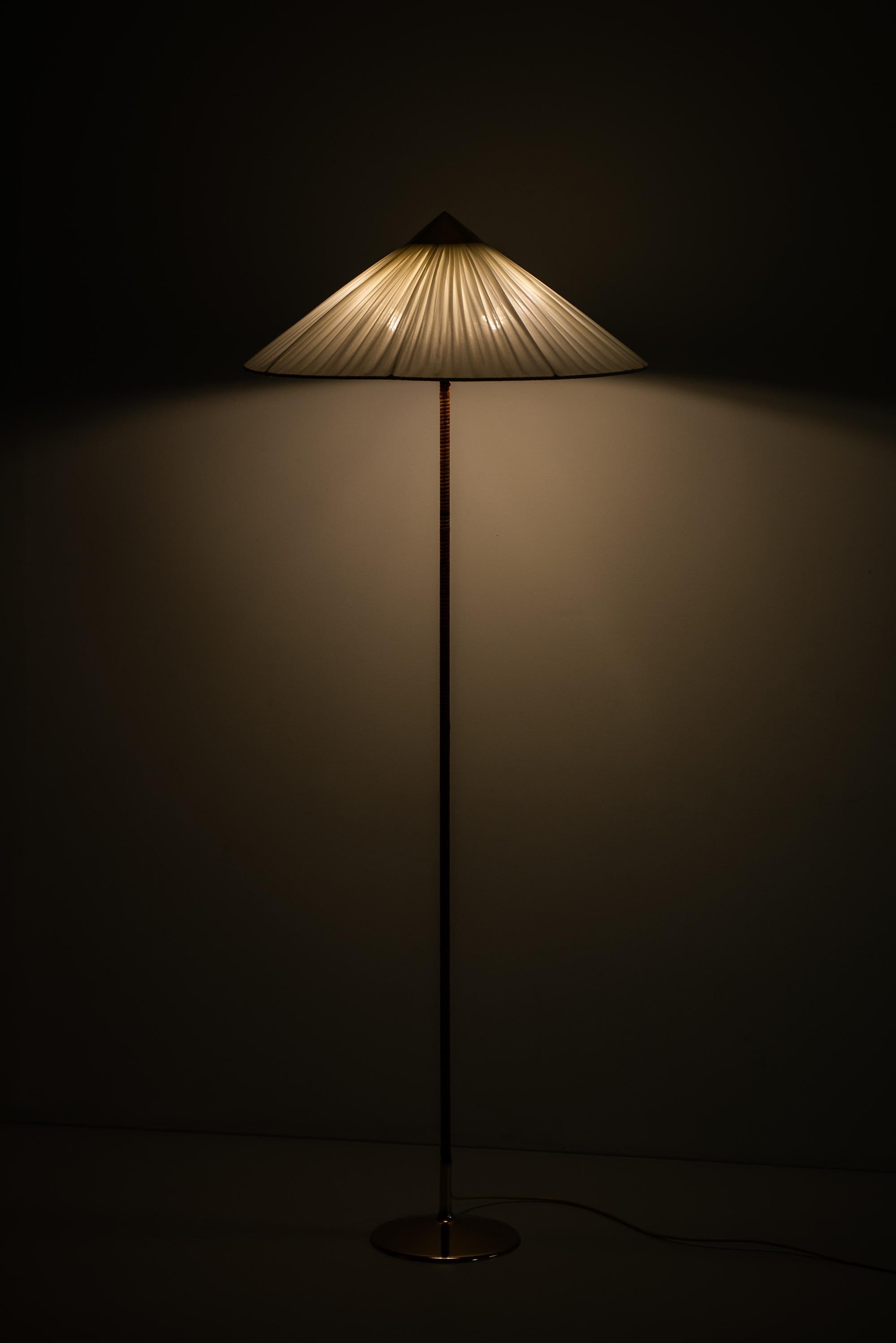 Paavo Tynell Floor Lamps Model 9602 / Chinese Hat by Taito Oy in Finland In Good Condition In Limhamn, Skåne län