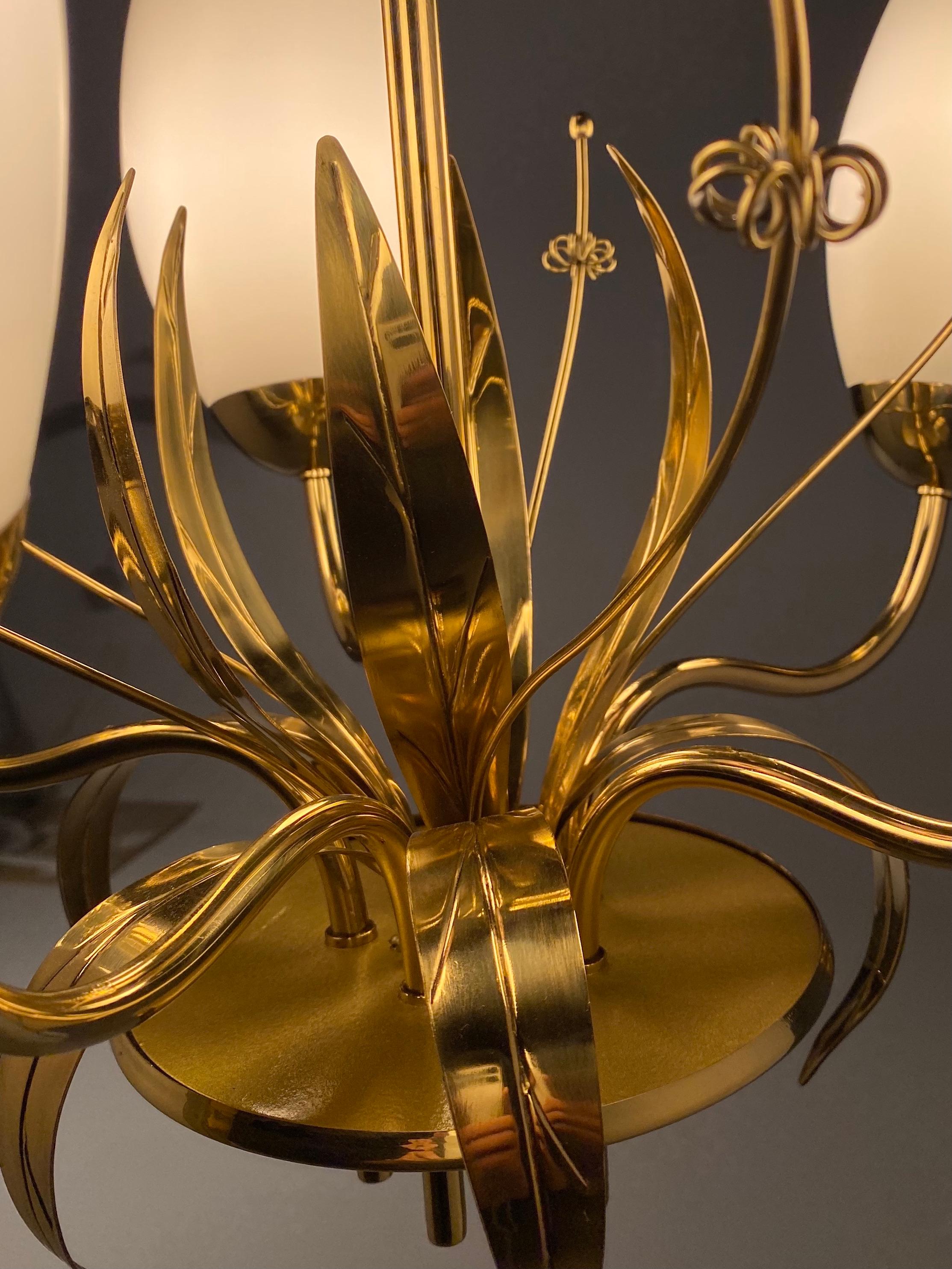 Paavo Tynell Lampadario a tema floreale in ottone e vetro soffiato per Glashütte Limburg in vendita 3