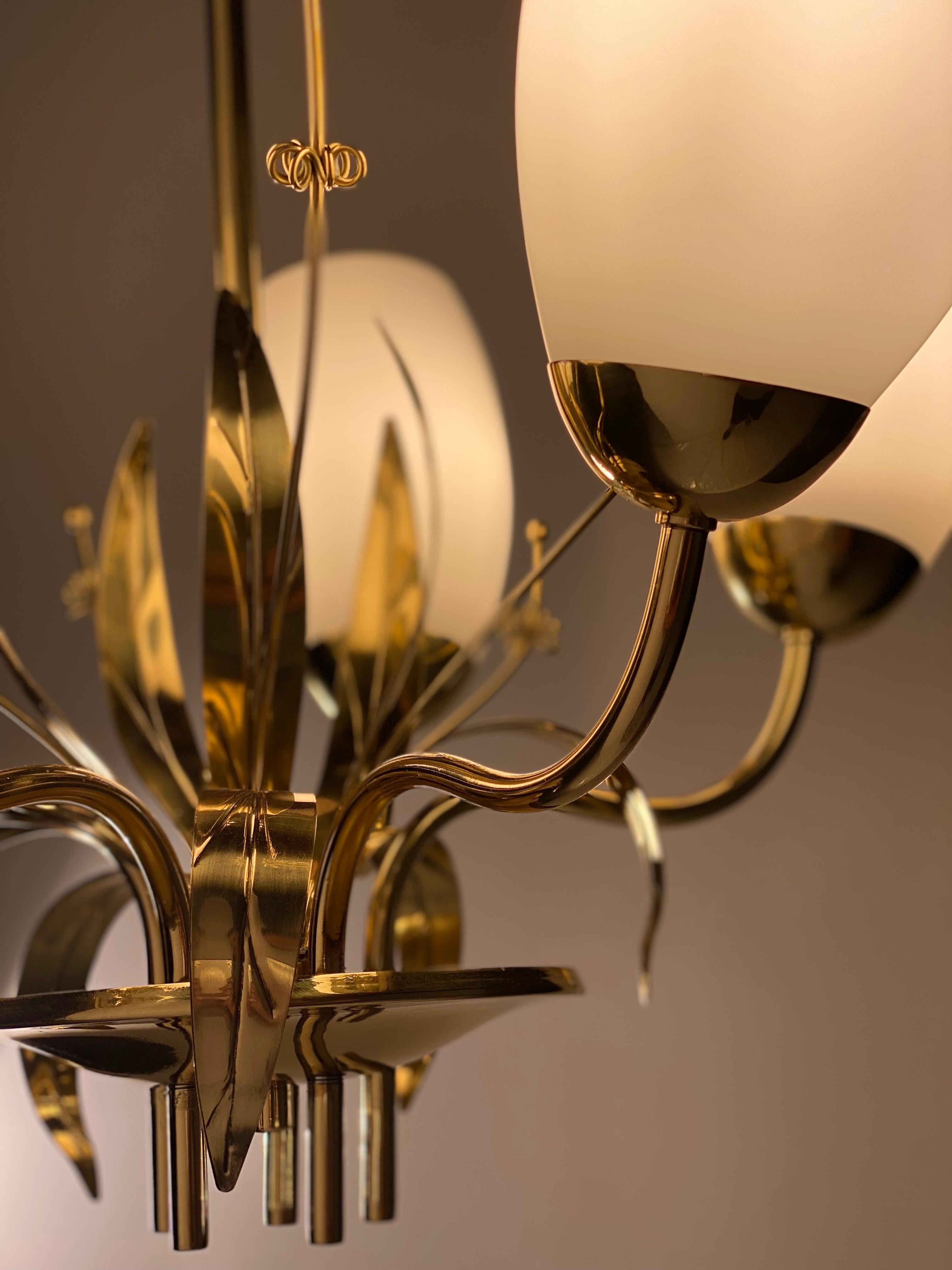 Paavo Tynell Floral Themed Brass & Blown Glass Chandelier for Glashütte Limburg For Sale 6