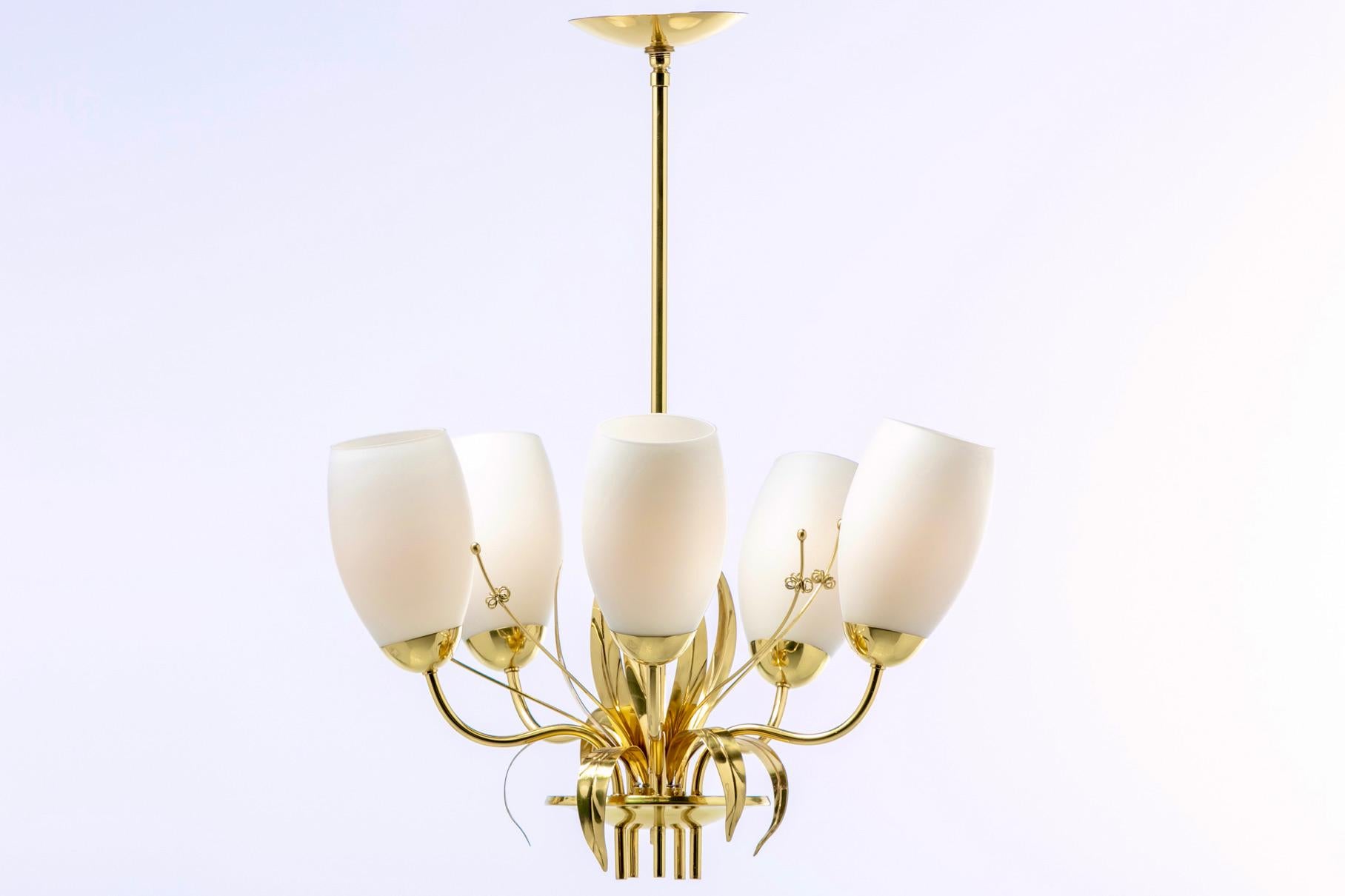 Paavo Tynell Floral Themed Brass & Blown Glass Chandelier for Glashütte Limburg For Sale 13
