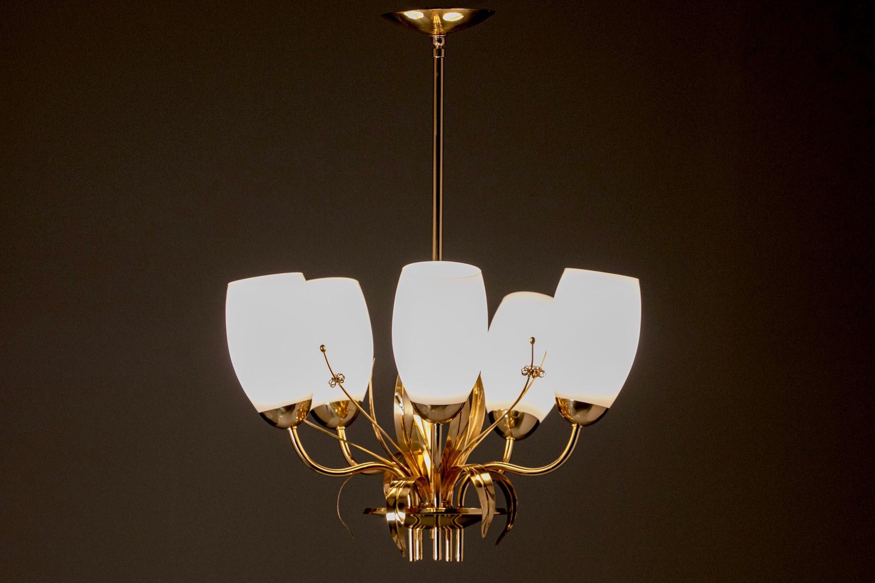 Paavo Tynell Floral Themed Brass & Blown Glass Chandelier for Glashütte Limburg For Sale 3