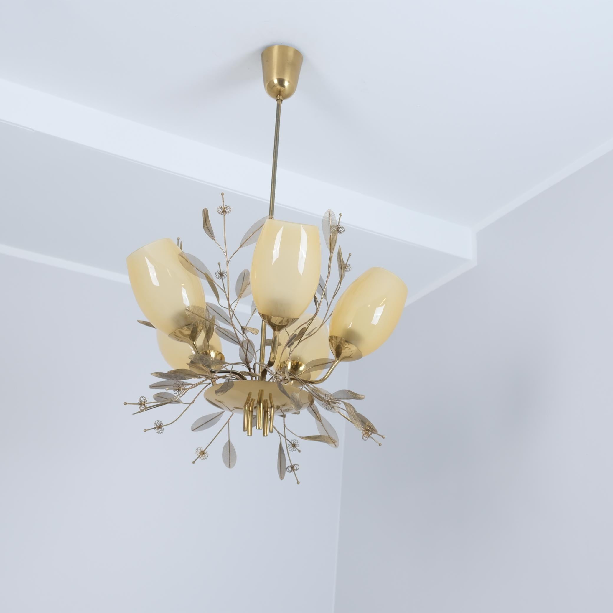 Paavo Tynell, Lámpara de techo Ramo de flores 9029/5 en latón y cristal, Taito Años 50 Escandinavo moderno en venta