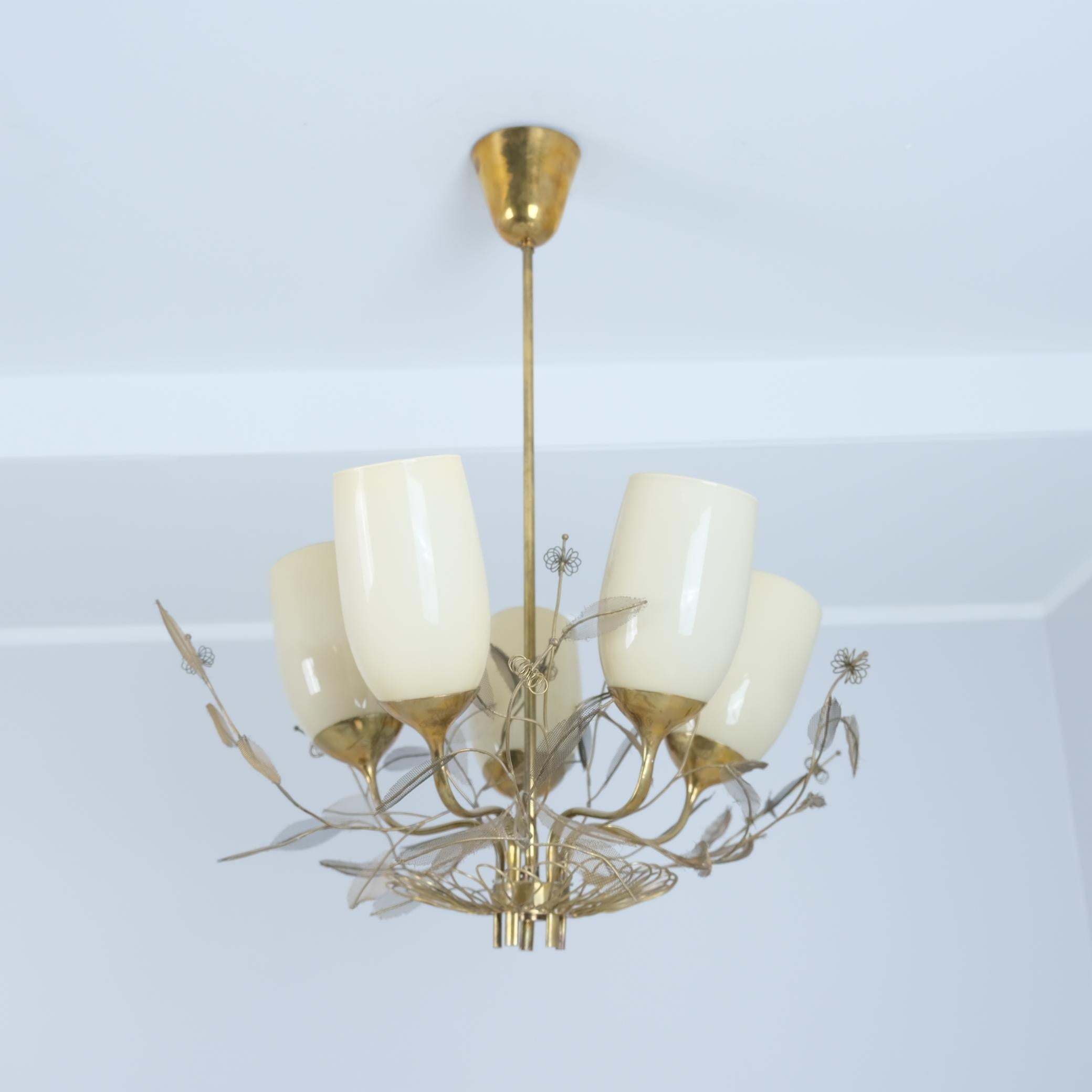 Une variante spéciale du lustre iconique 9029 avec cinq belles nuances de lumière et de nombreuses décorations en laiton donnant l'impression d'un bouquet de fleurs. Parfois appelée Calle, cette pièce est bien plus qu'une simple lampe et s'apparente